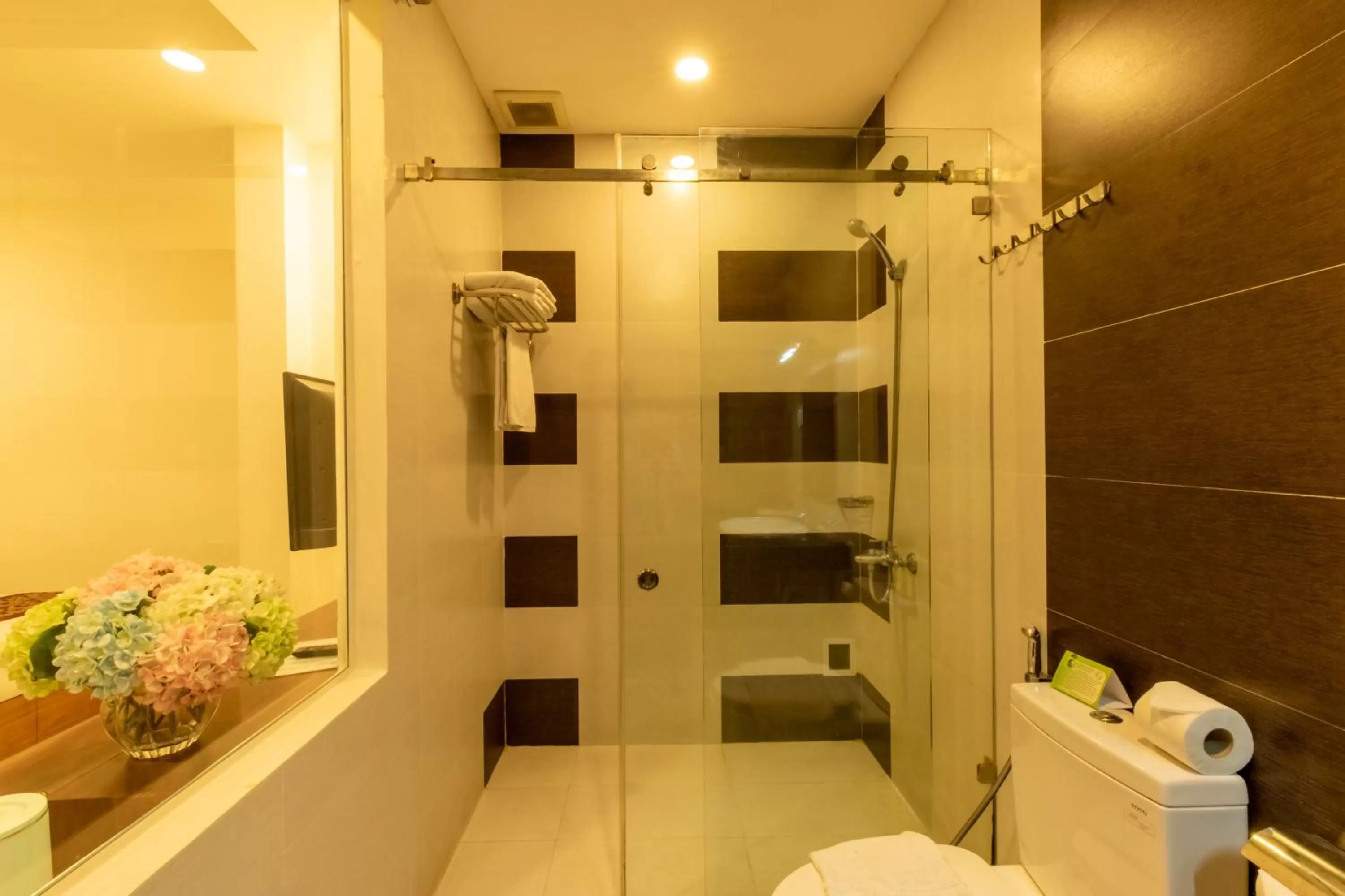 Shower in Airport Saigon Hotel - Gần ẩm thực đêm chợ Phạm Văn Hai