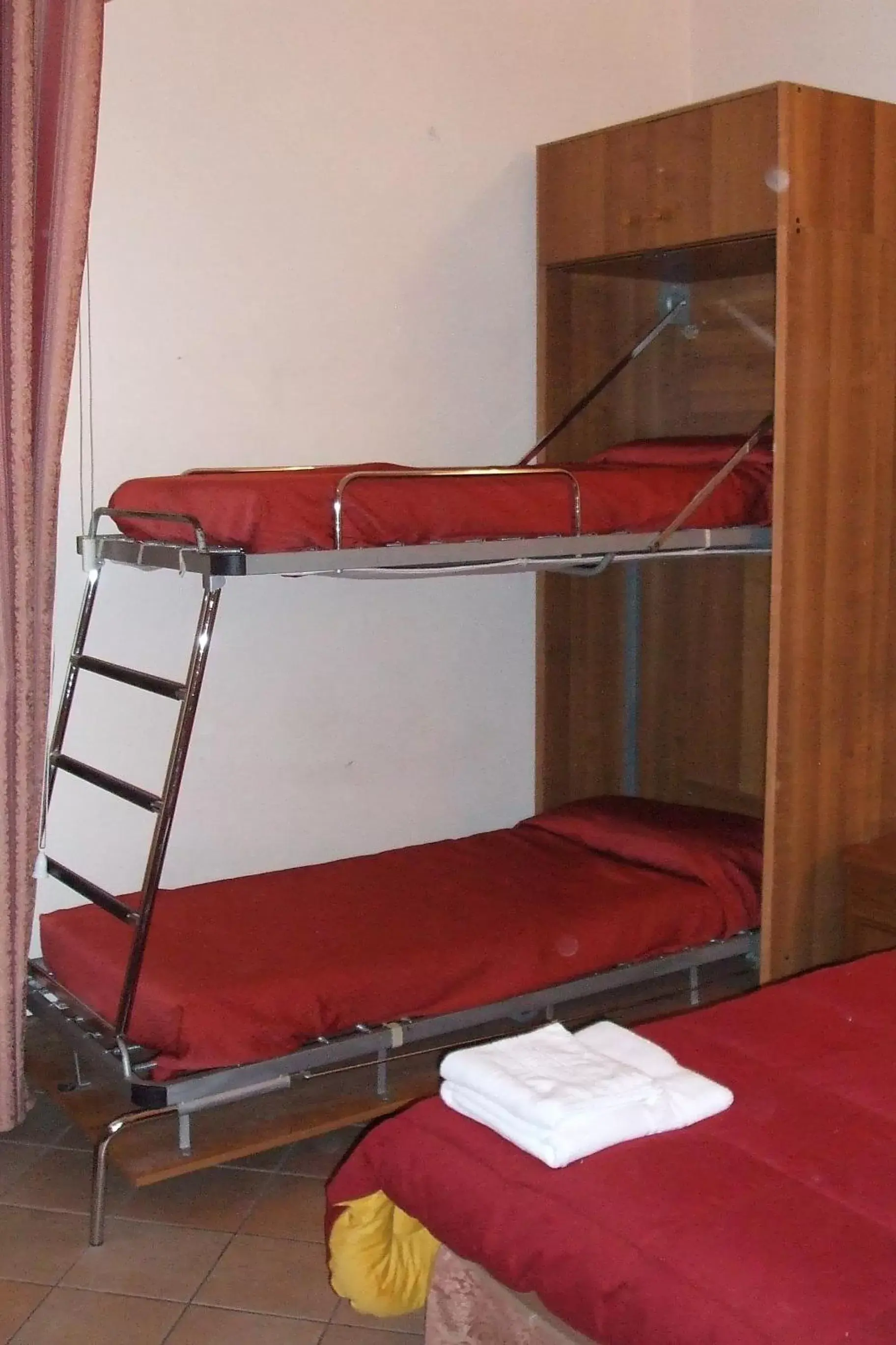 Quadruple Room in Cambridge Hotel Quadruple Room in Cambridge Hotel