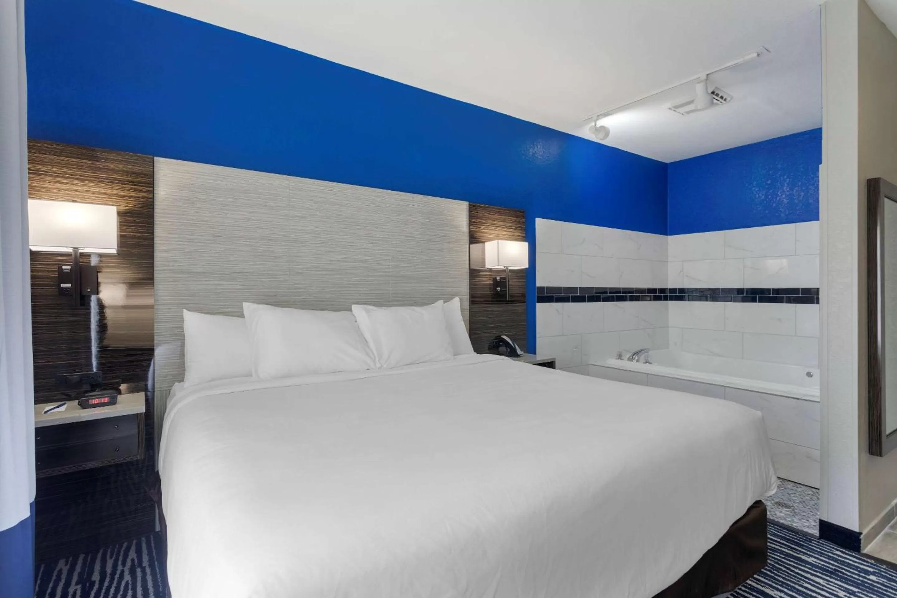 Photo of the whole room, Bed in Comfort Inn & Suites Memphis East