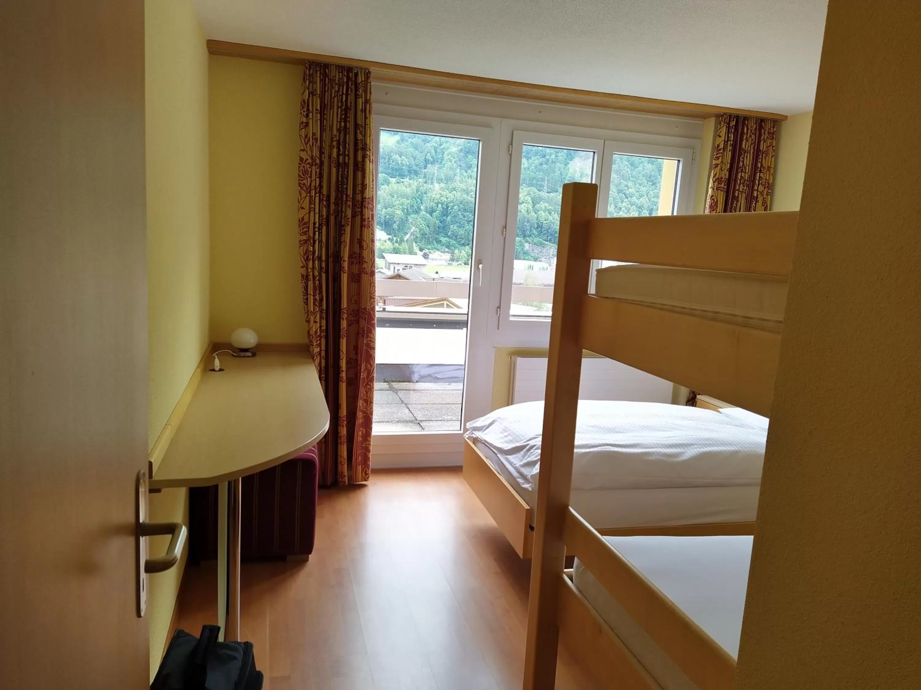 Bed in Hotel Sherlock Holmes & Khana Restaurant "nur 200 m zur Gondelbahn Hasliberg"