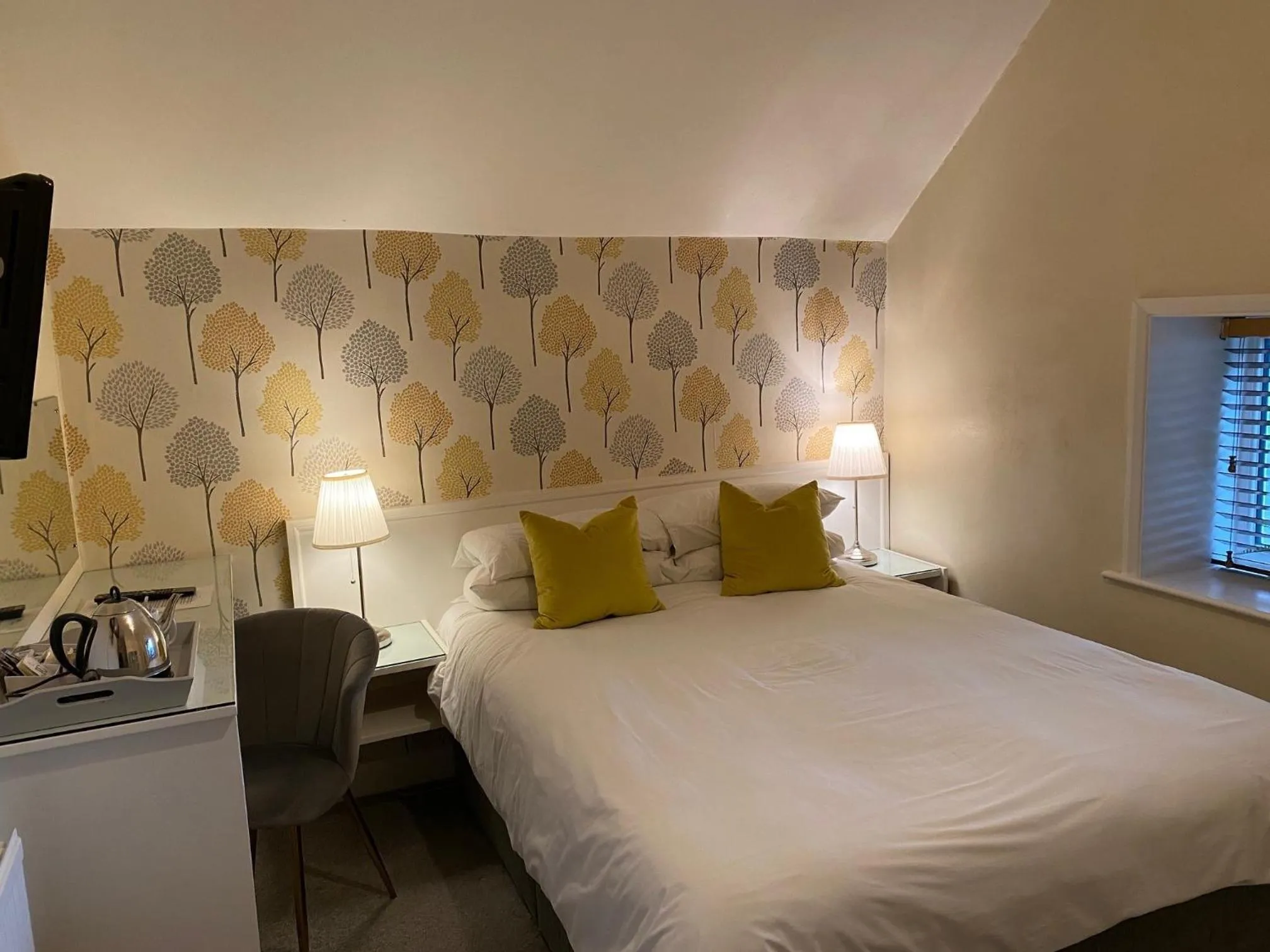 Bedroom, Bed in Manor Court Hotel