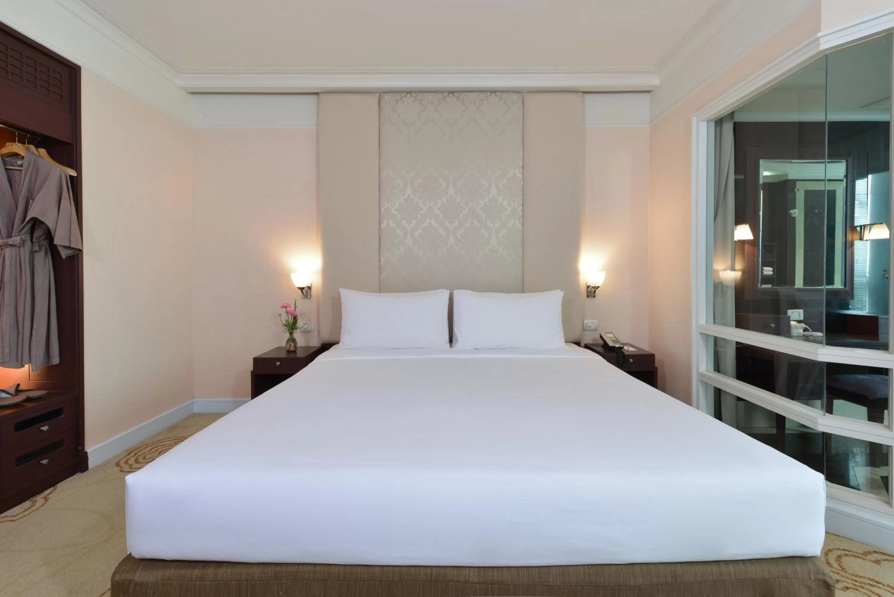Bed in Miracle Grand Convention Hotel