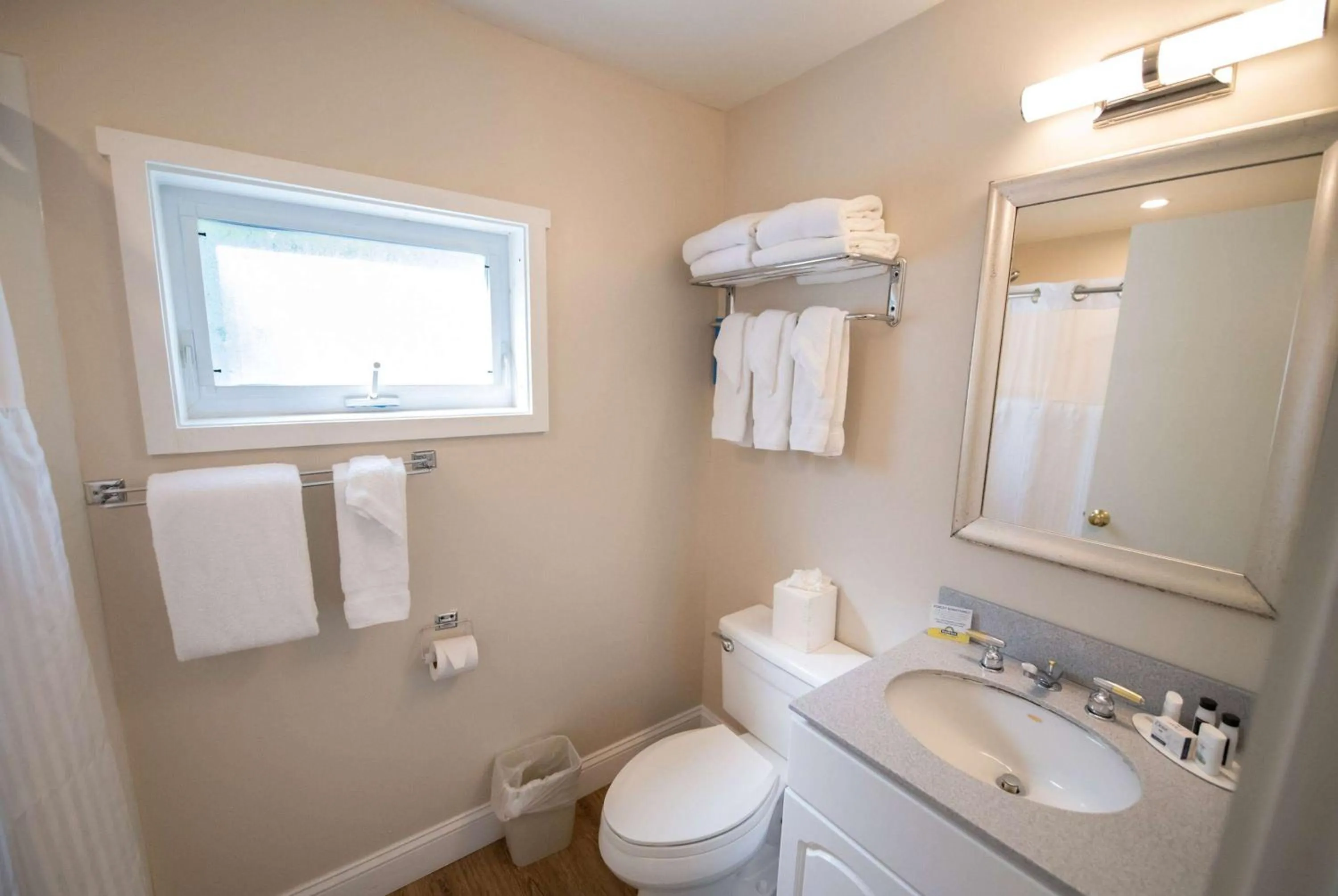 TV and multimedia in Days Inn by Wyndham Bar Harbor