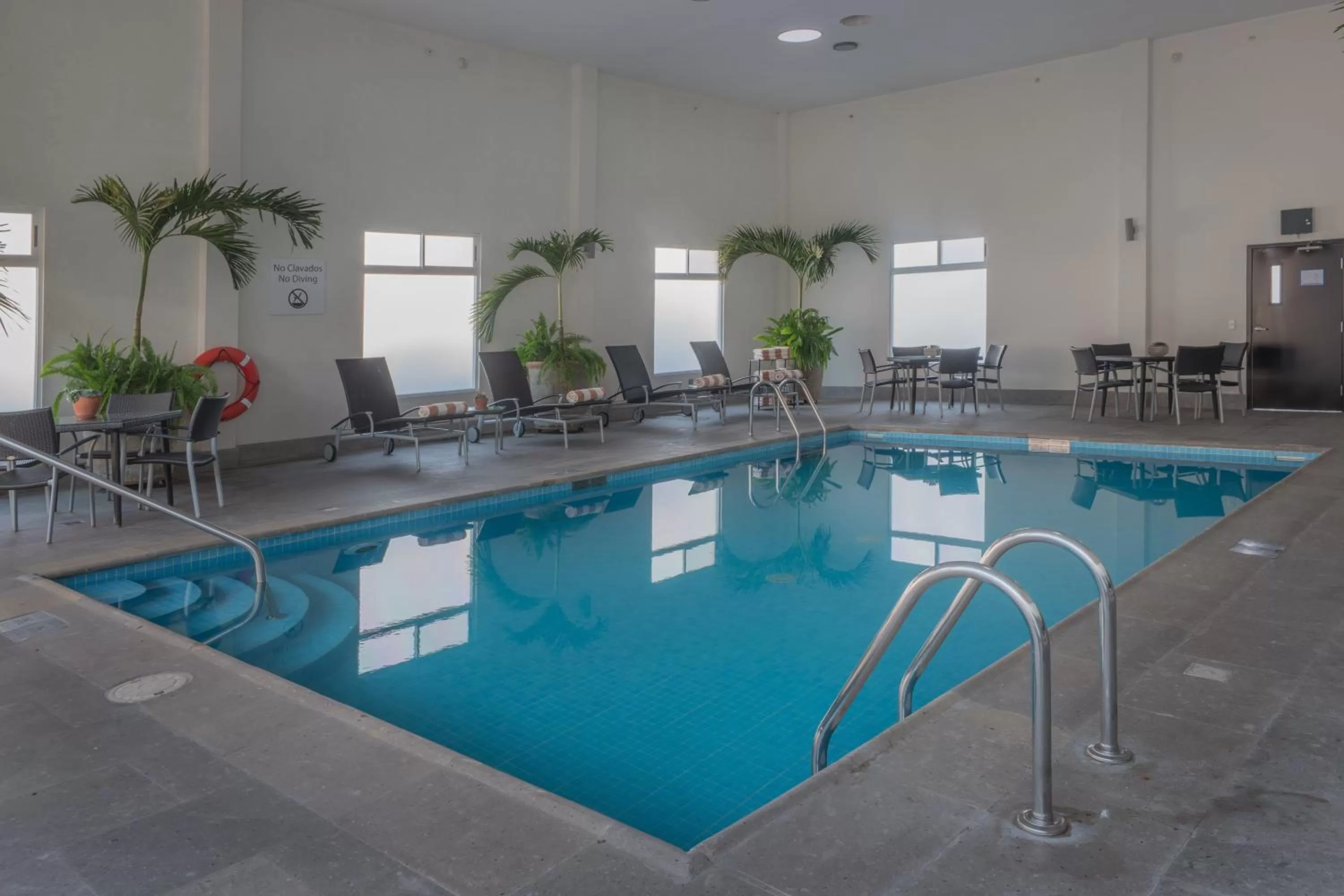 Swimming pool in Holiday Inn Express & Suites Silao Aeropuerto Terminal by IHG