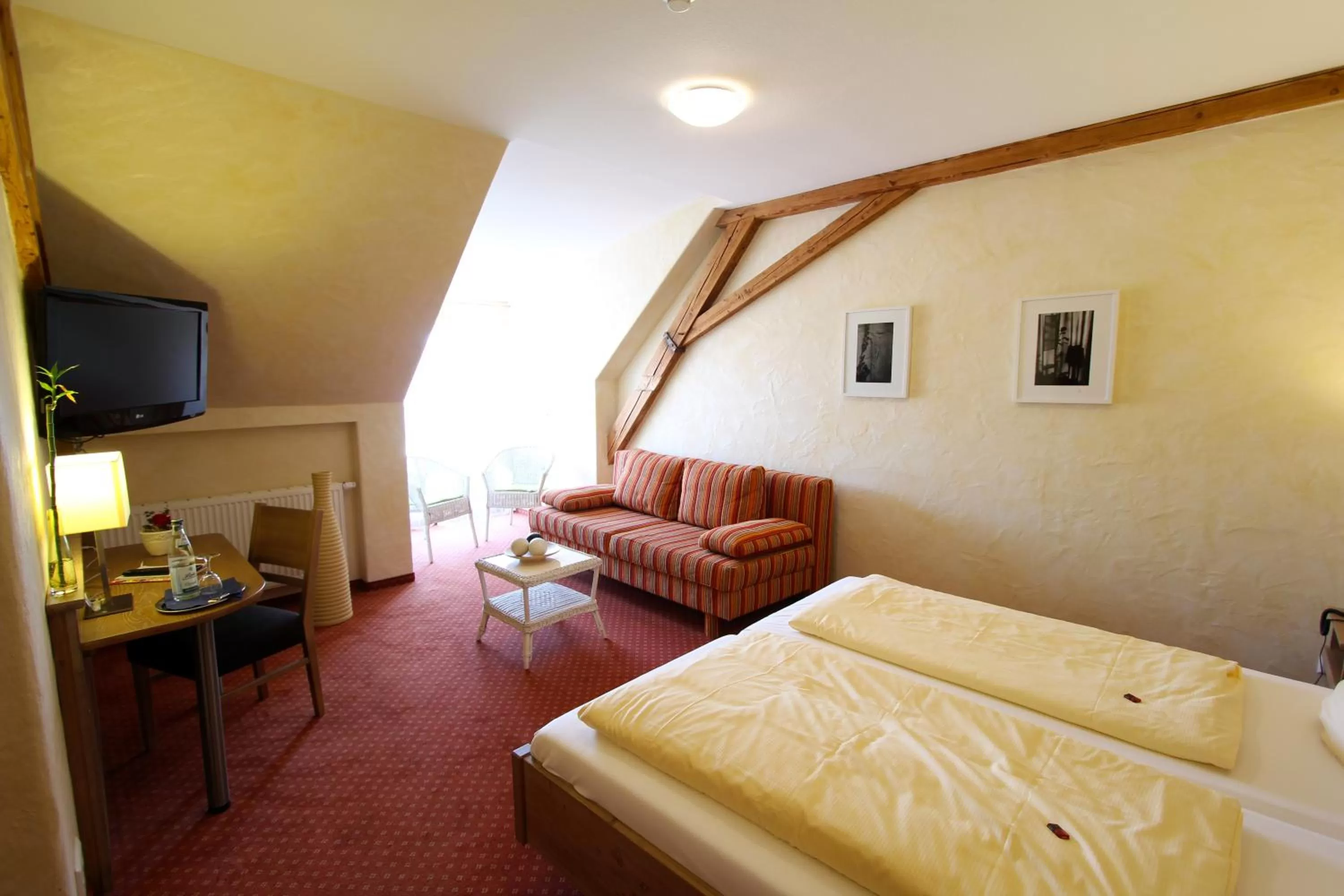 Photo of the whole room, Bed in Weinhotel / Gasthaus zur Sonne