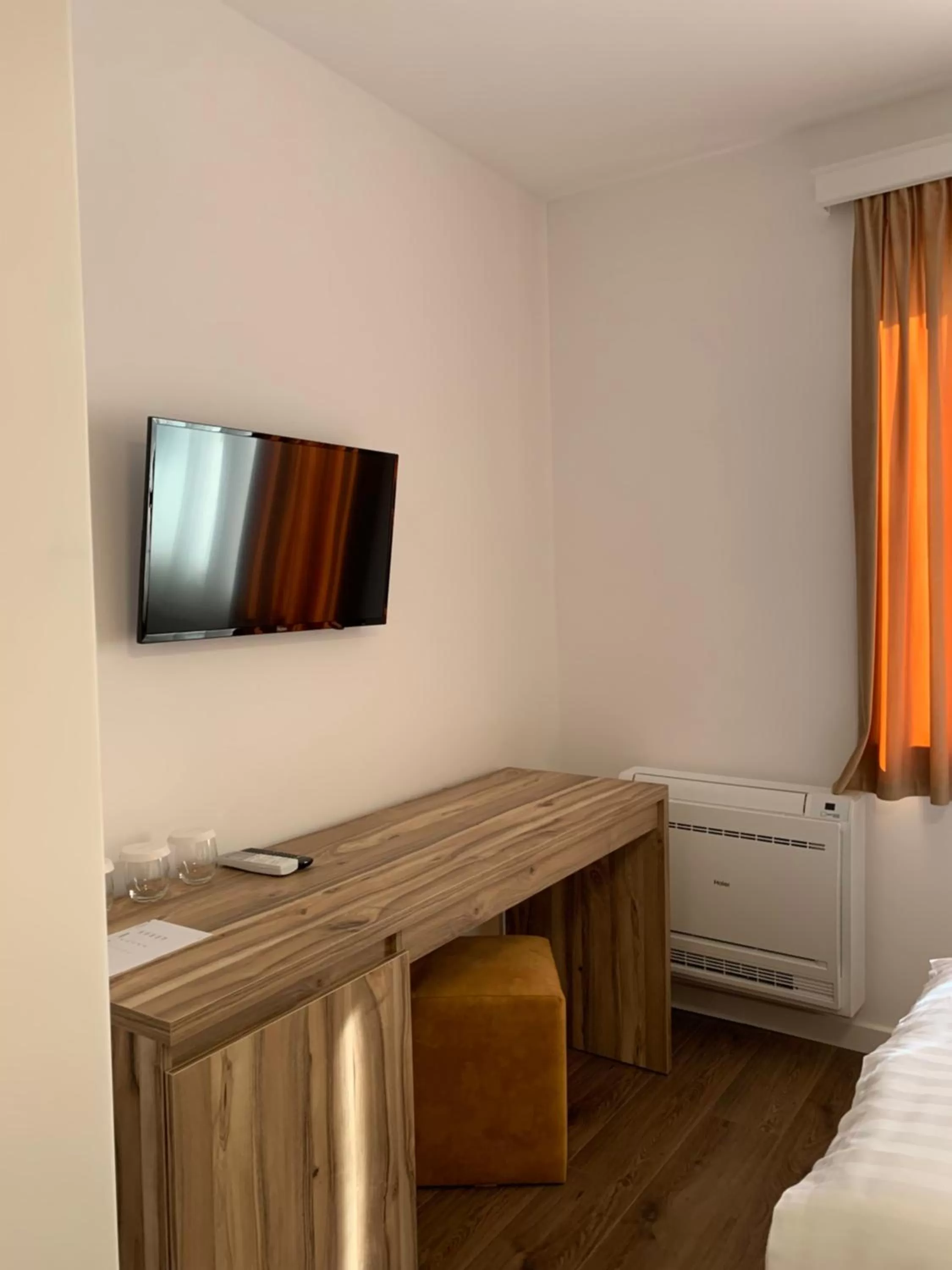 TV and multimedia, TV/Entertainment Center in Grand Hotel Pogradec