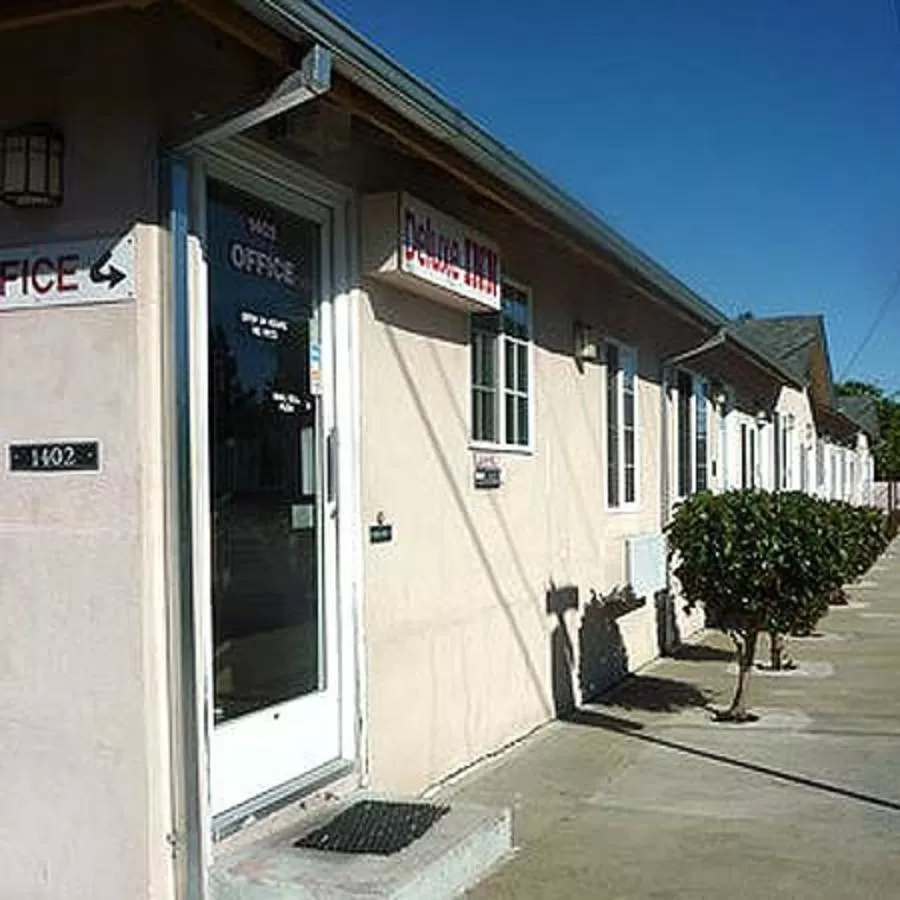 Facade/entrance in Deluxe Inn Redwood City