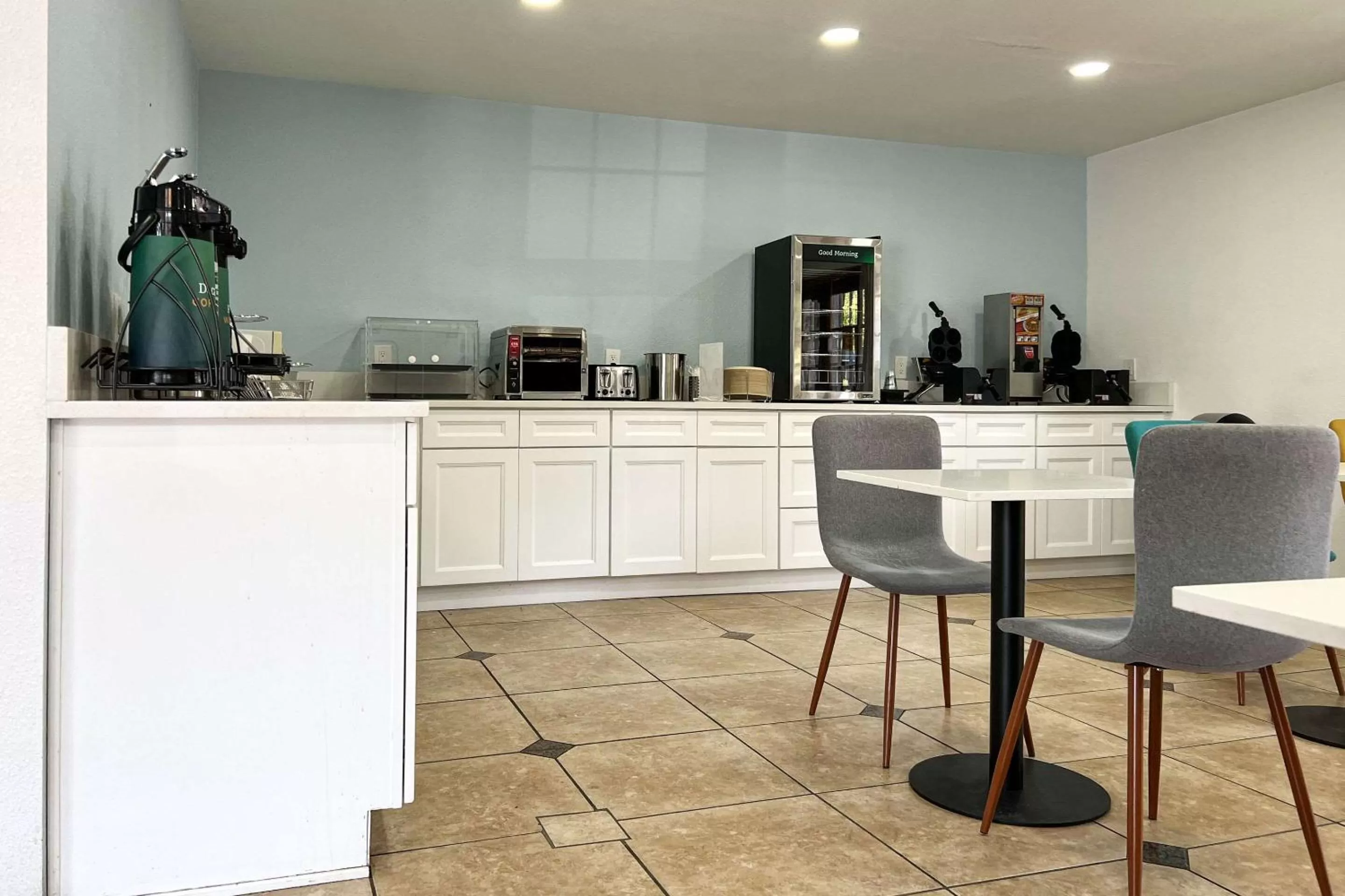 Breakfast, Kitchen/Kitchenette in Quality Inn Portland Airport PDX