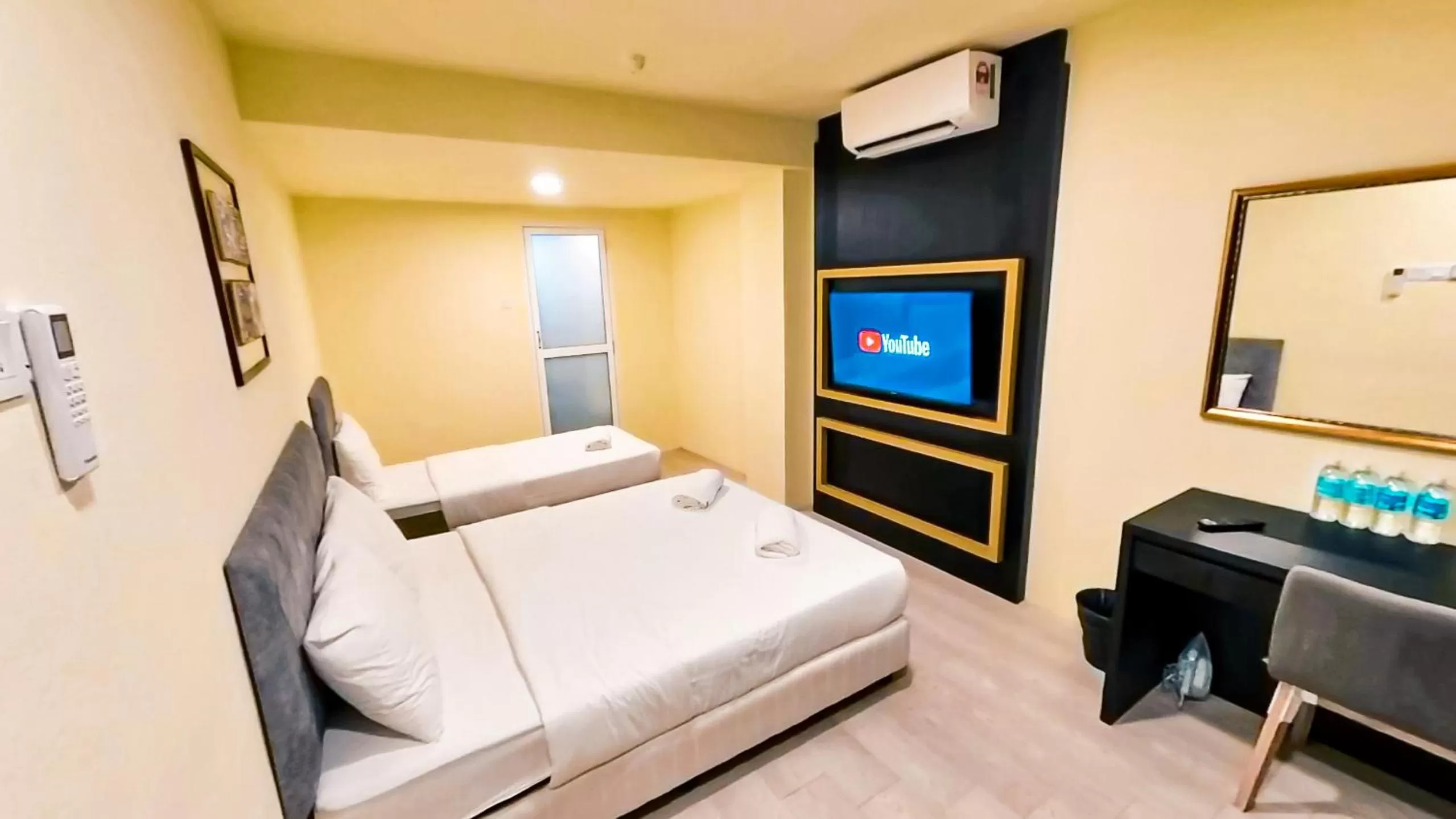 Bedroom, Bed in Bishop Hotel