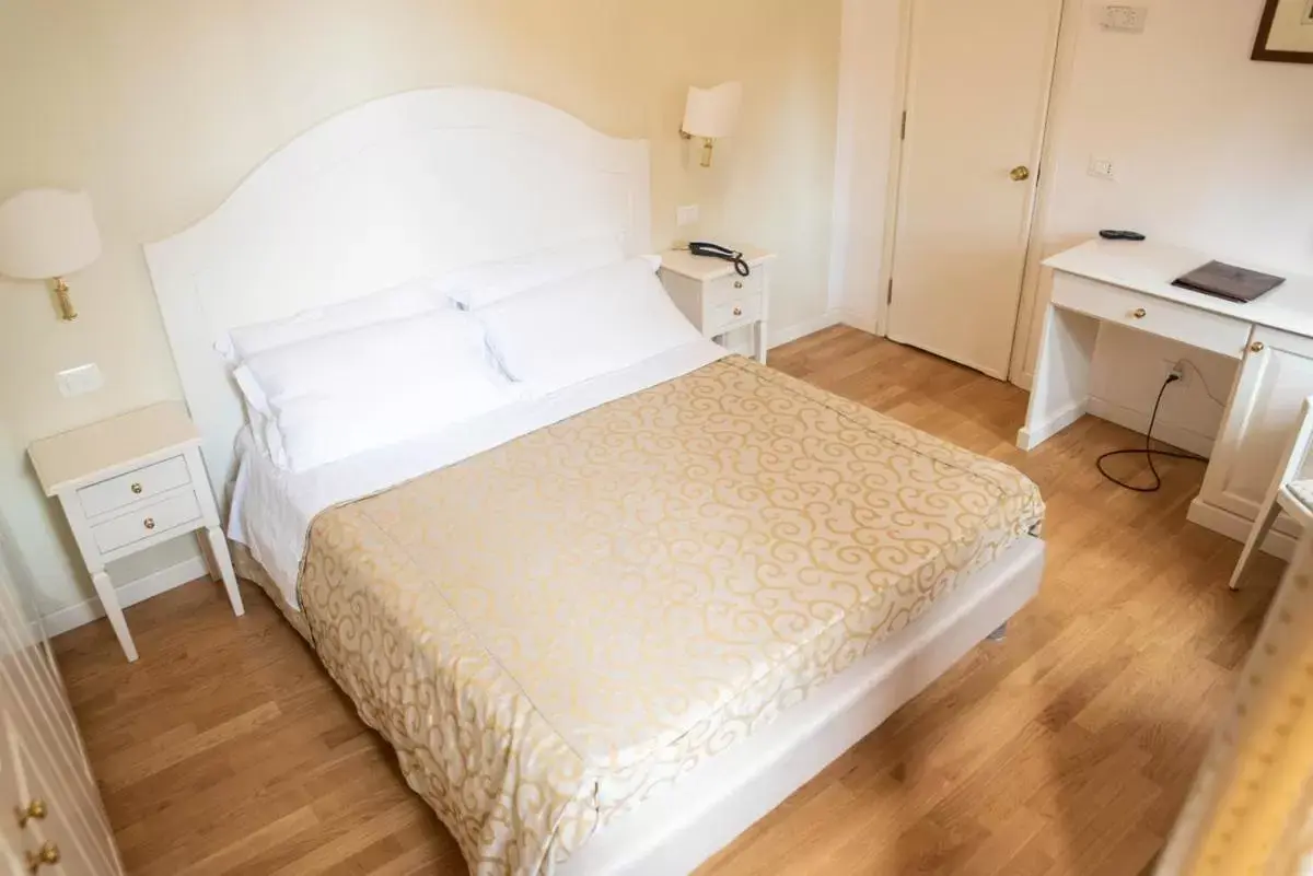 Queen Room with Shared Bathroom in Grand Hotel Duomo Queen Room with Shared Bathroom in Grand Hotel Duomo