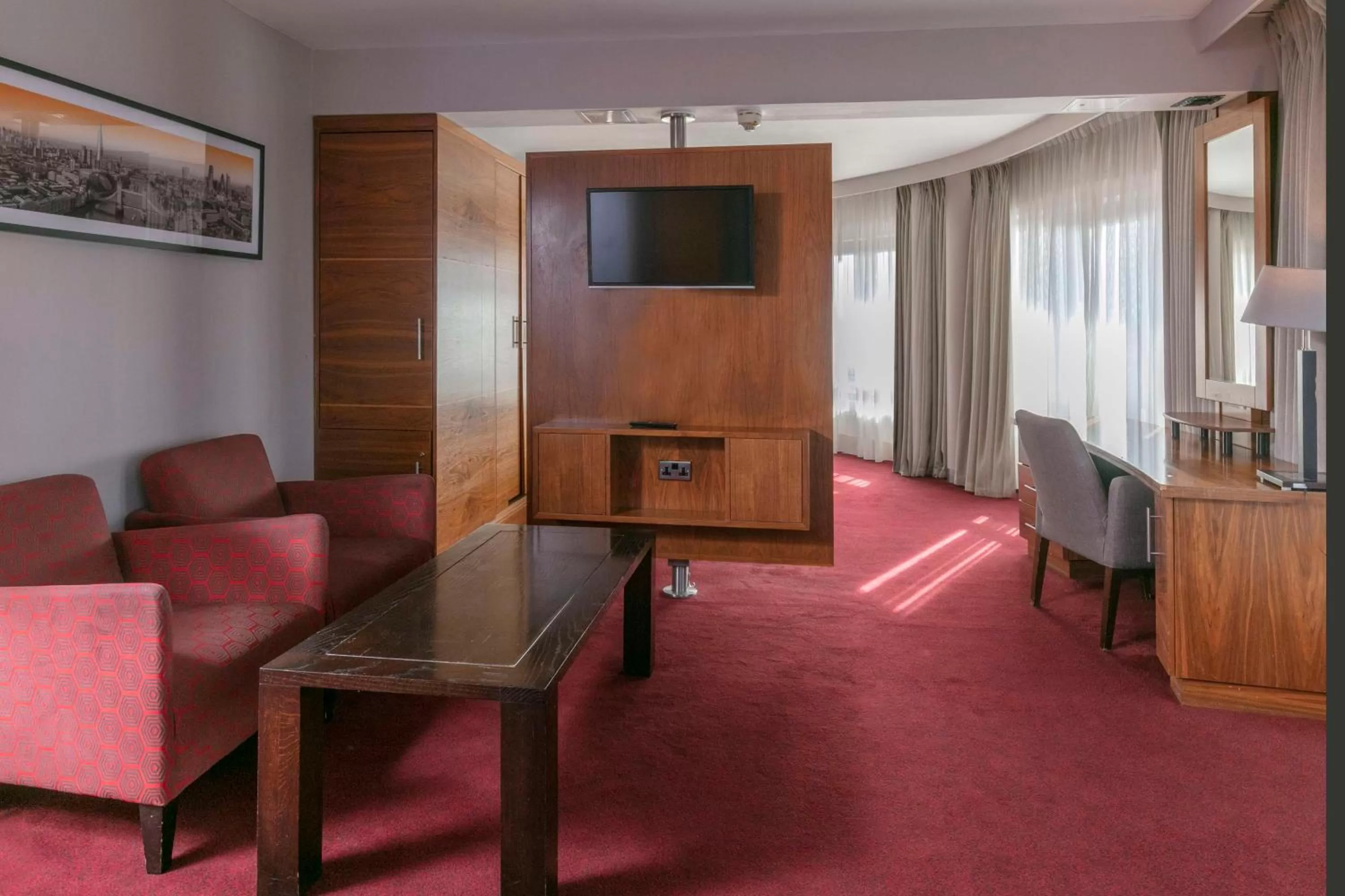 Bedroom in The Crown London, WorldHotels Distinctive