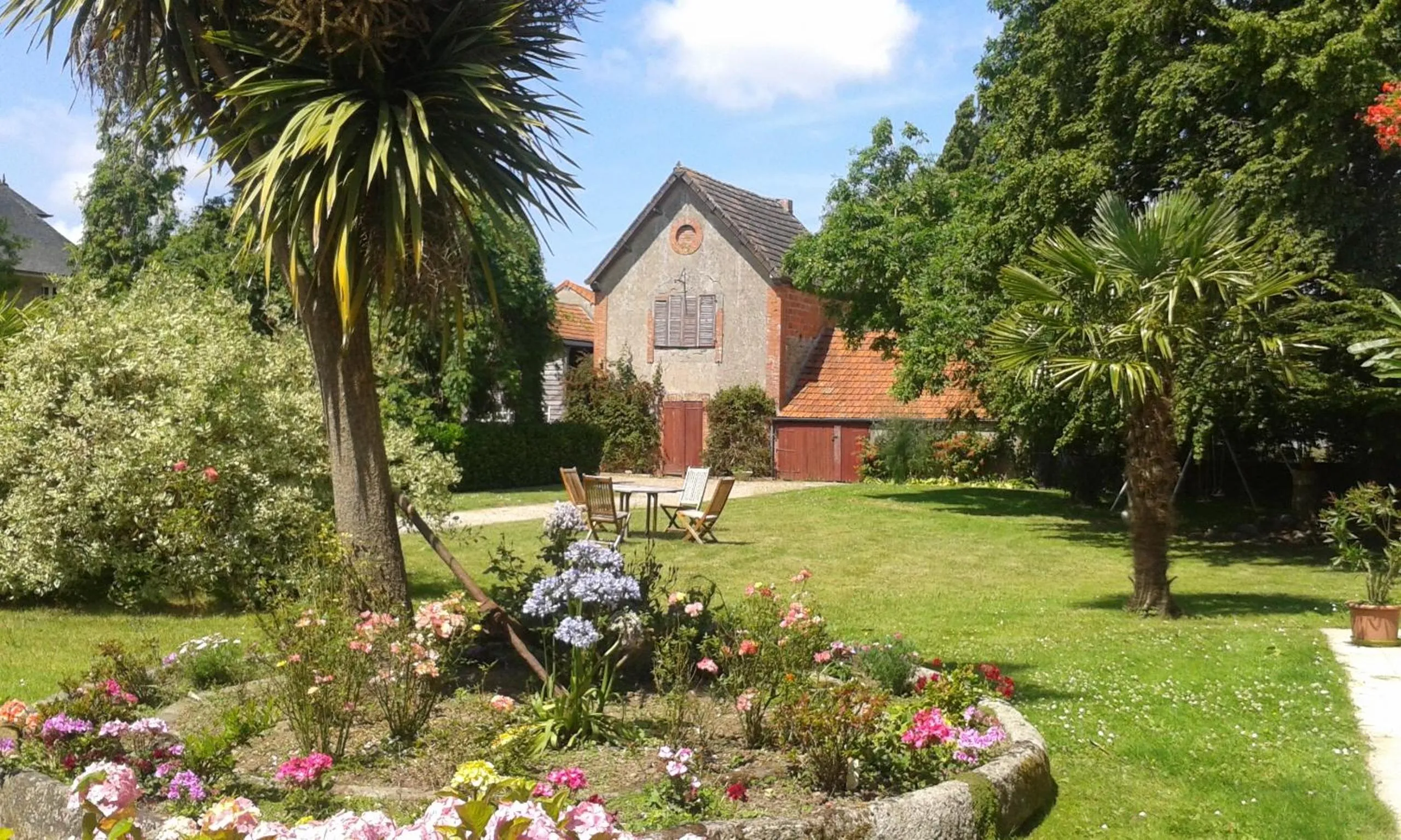 Facade/entrance in Logis Hôtel La Demeure du Perron