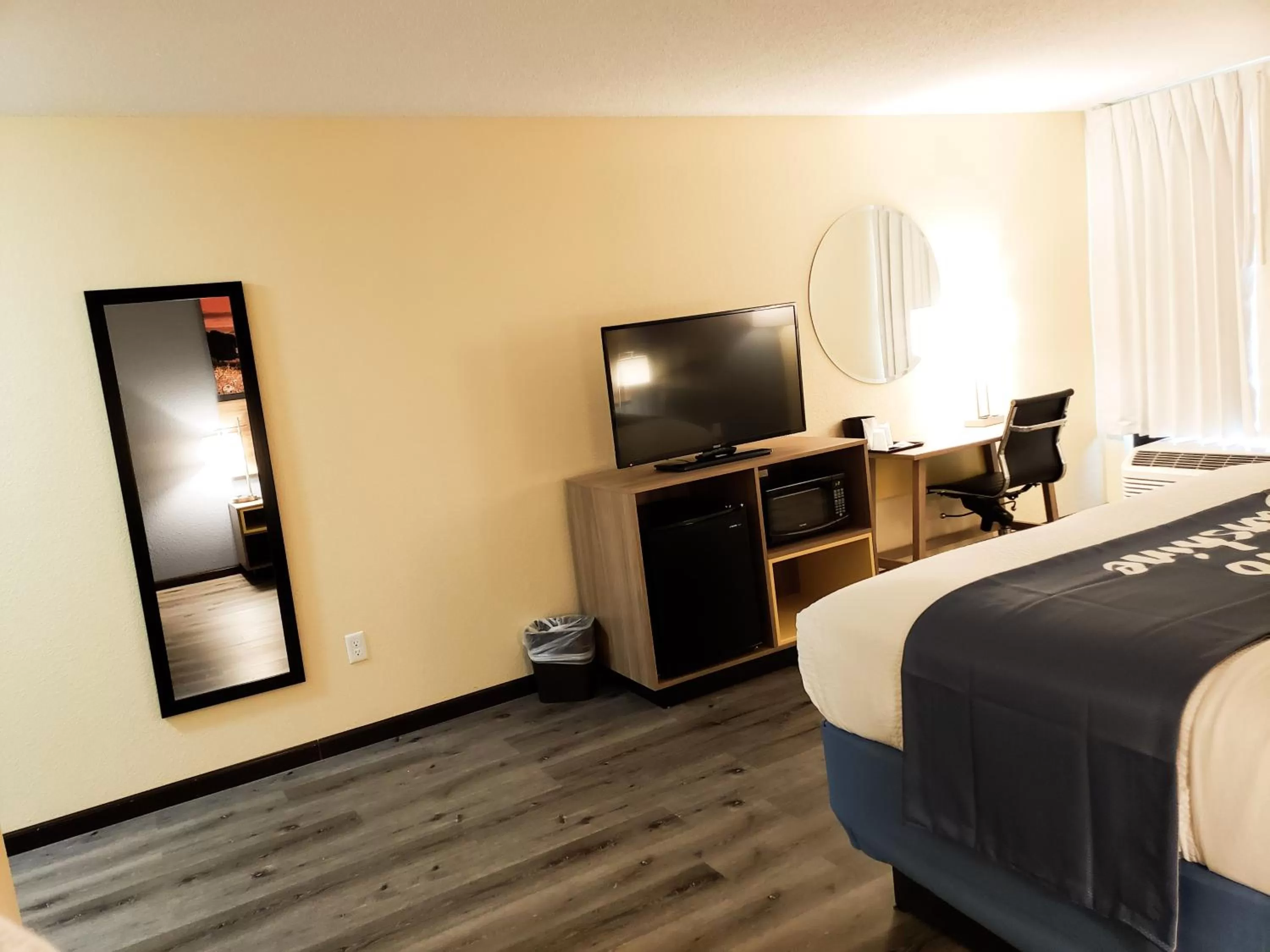 Bed in Days Inn & Suites by Wyndham Merrillville