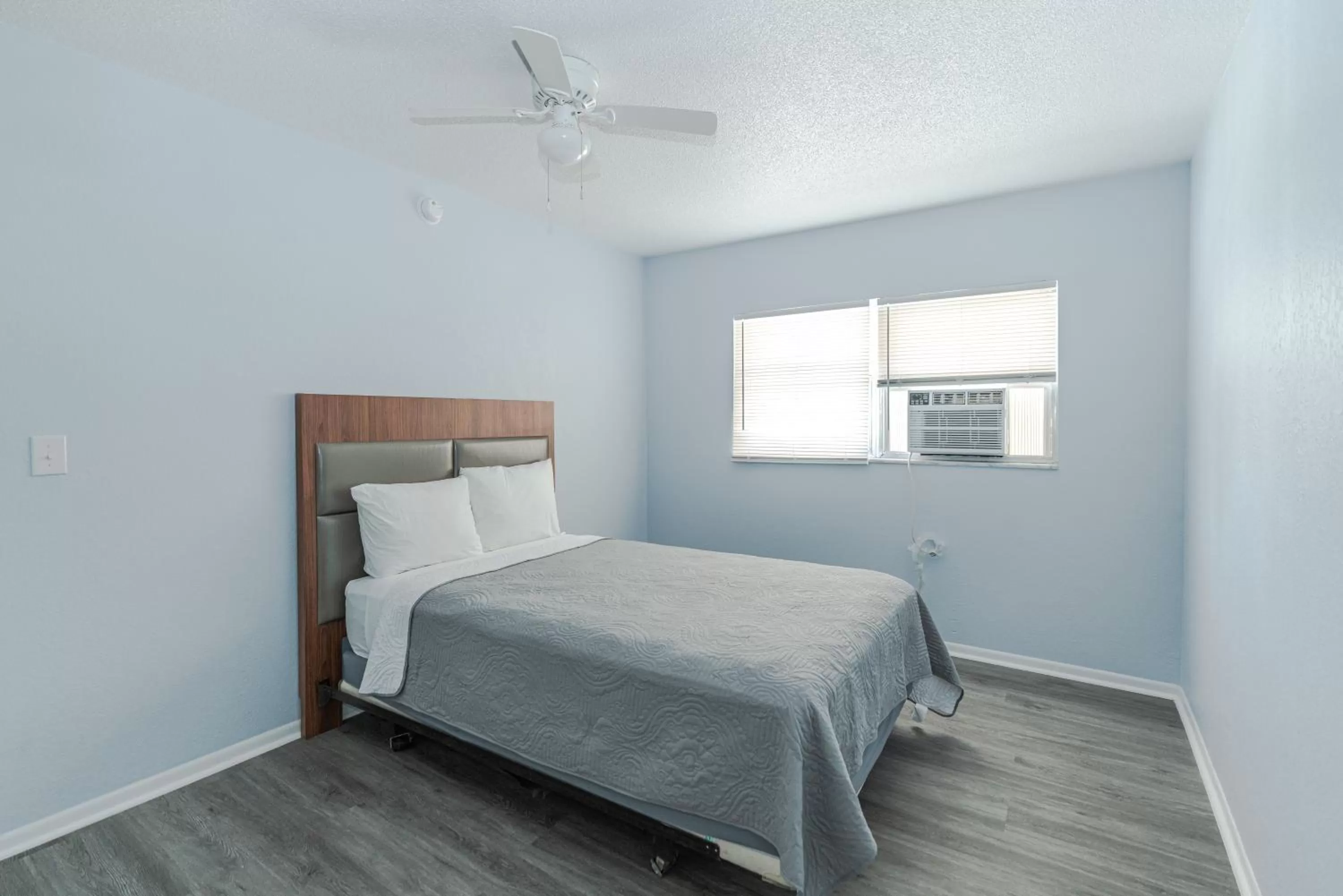 Bed in Echo Sails Motel