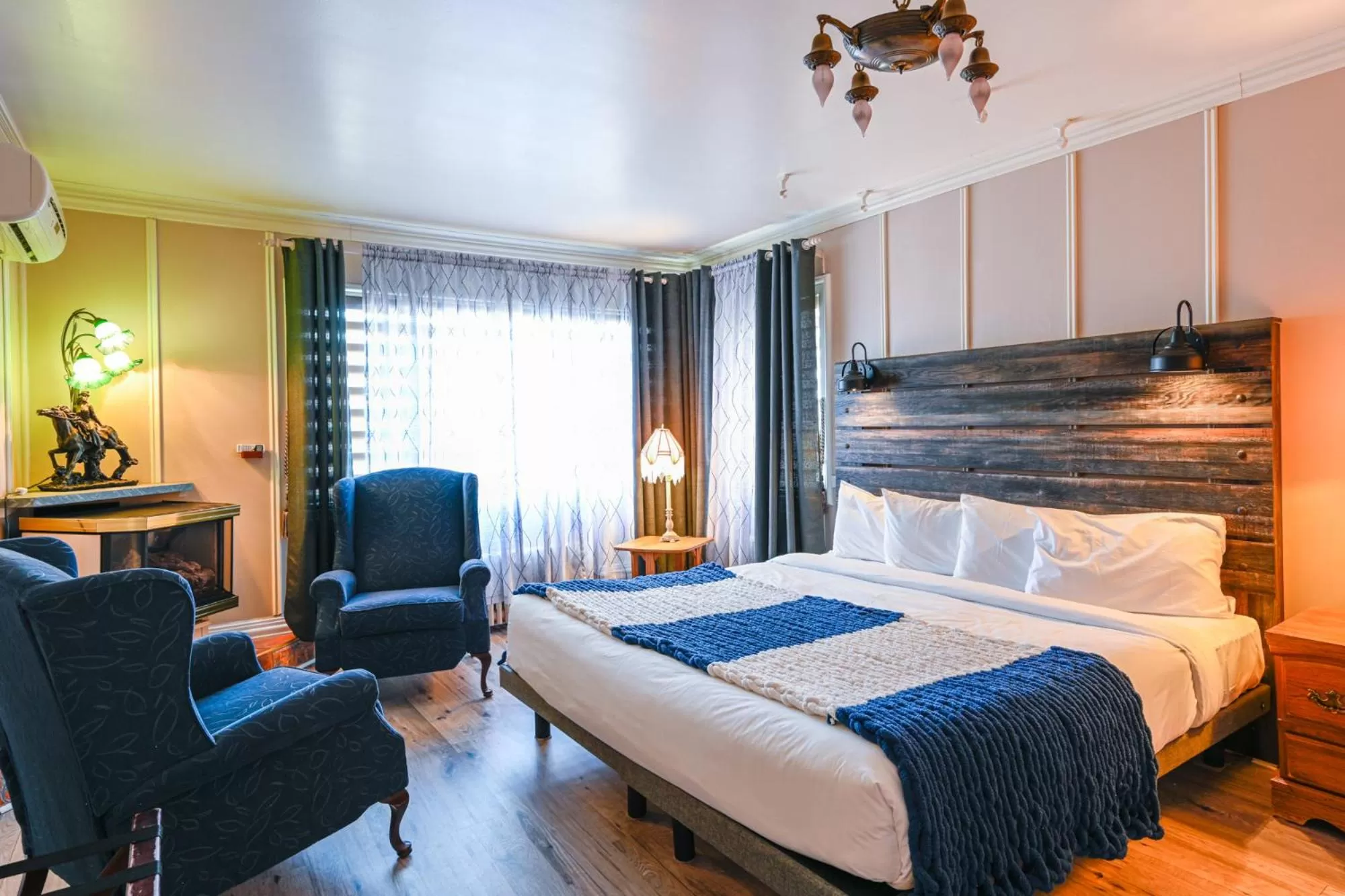 Bed in Hôtel-La Grande Maison et Spa