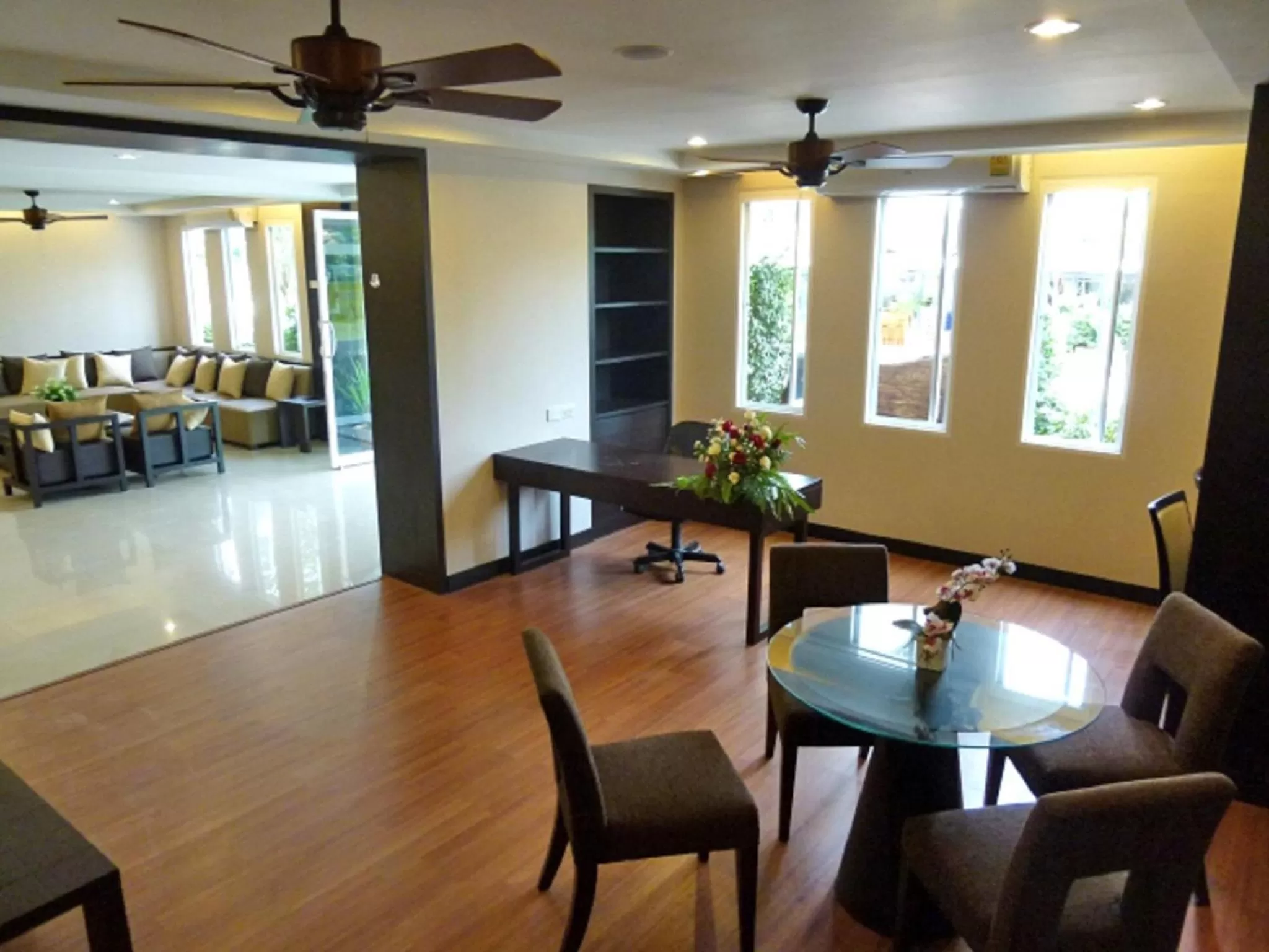 Lobby or reception in Sinsuvarn Airport Suite Hotel