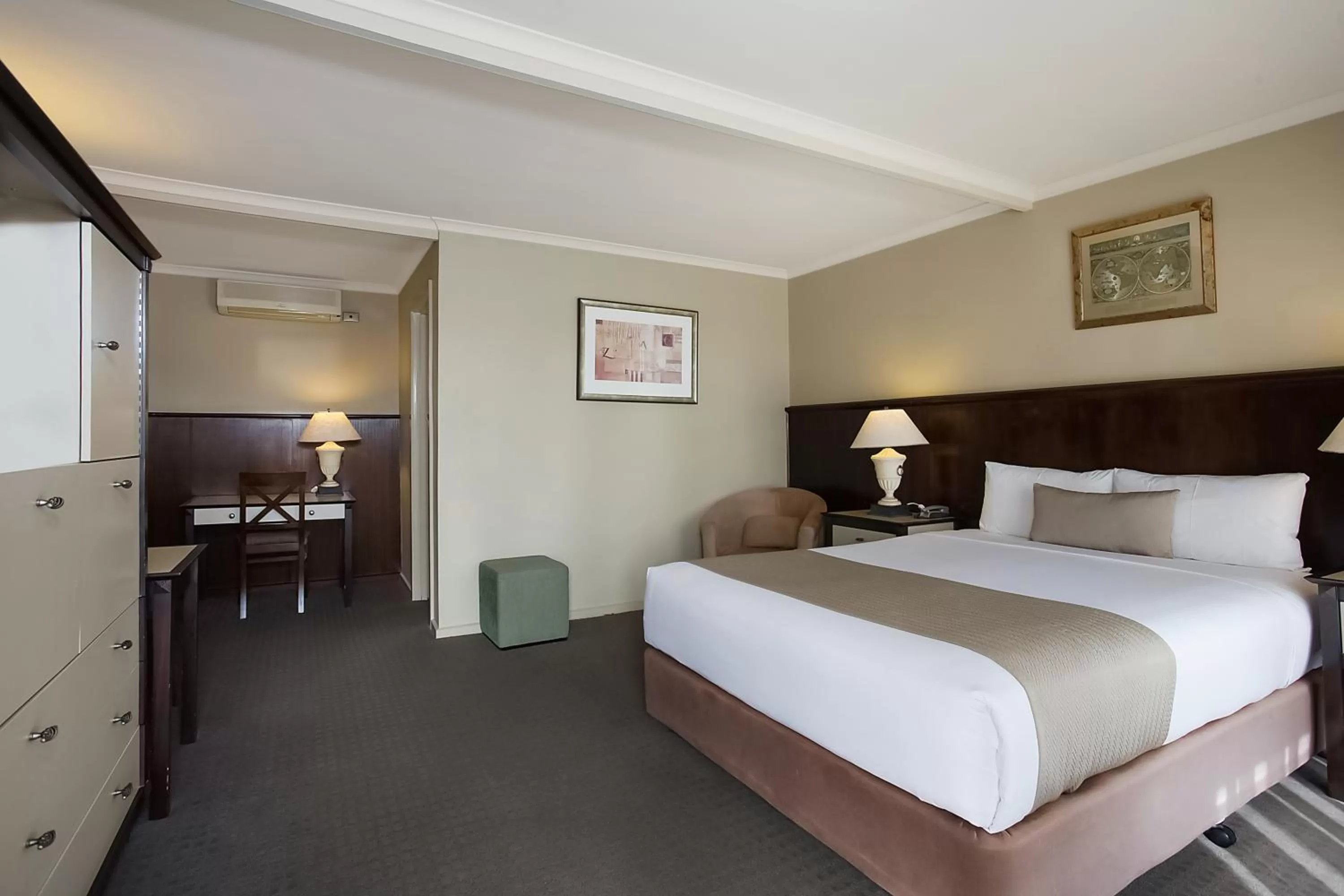 Bed in Comfort Inn On Raglan