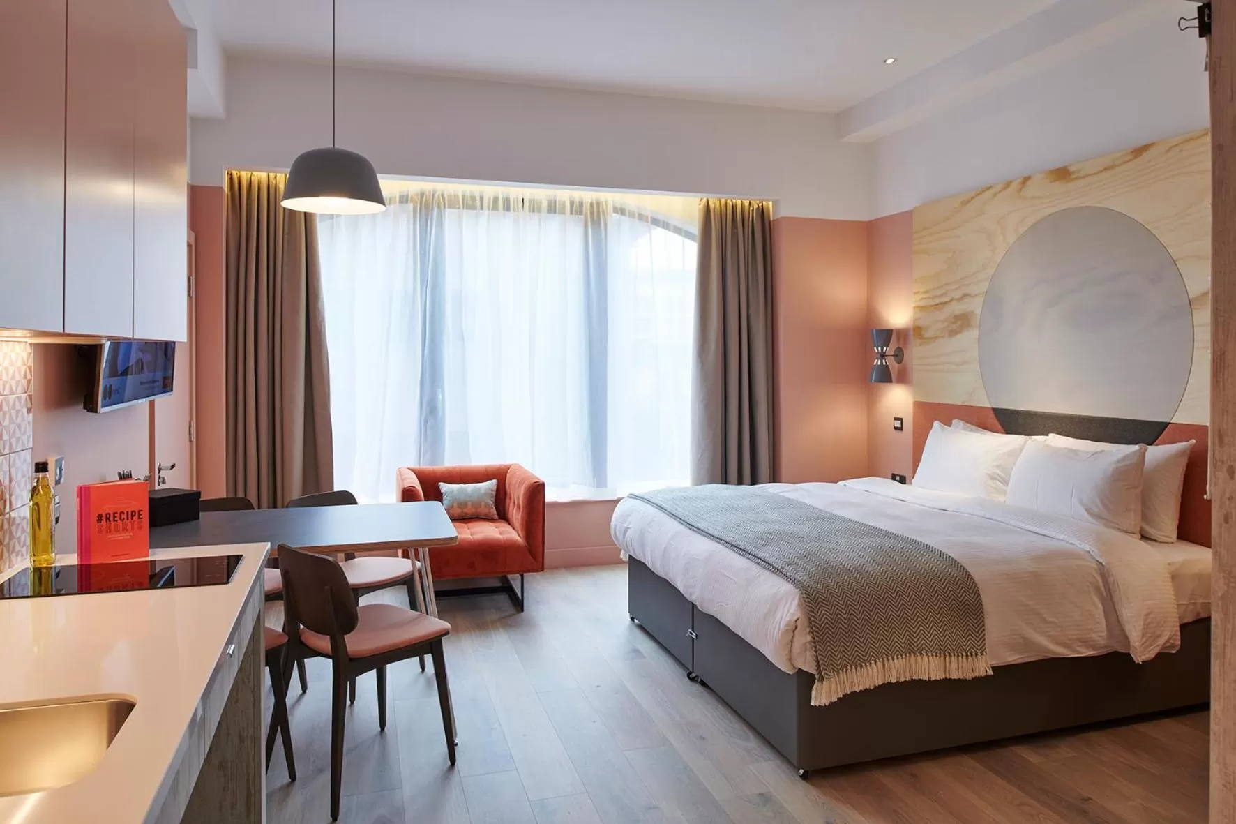 Photo of the whole room, Bed in room2 Southampton Hometel