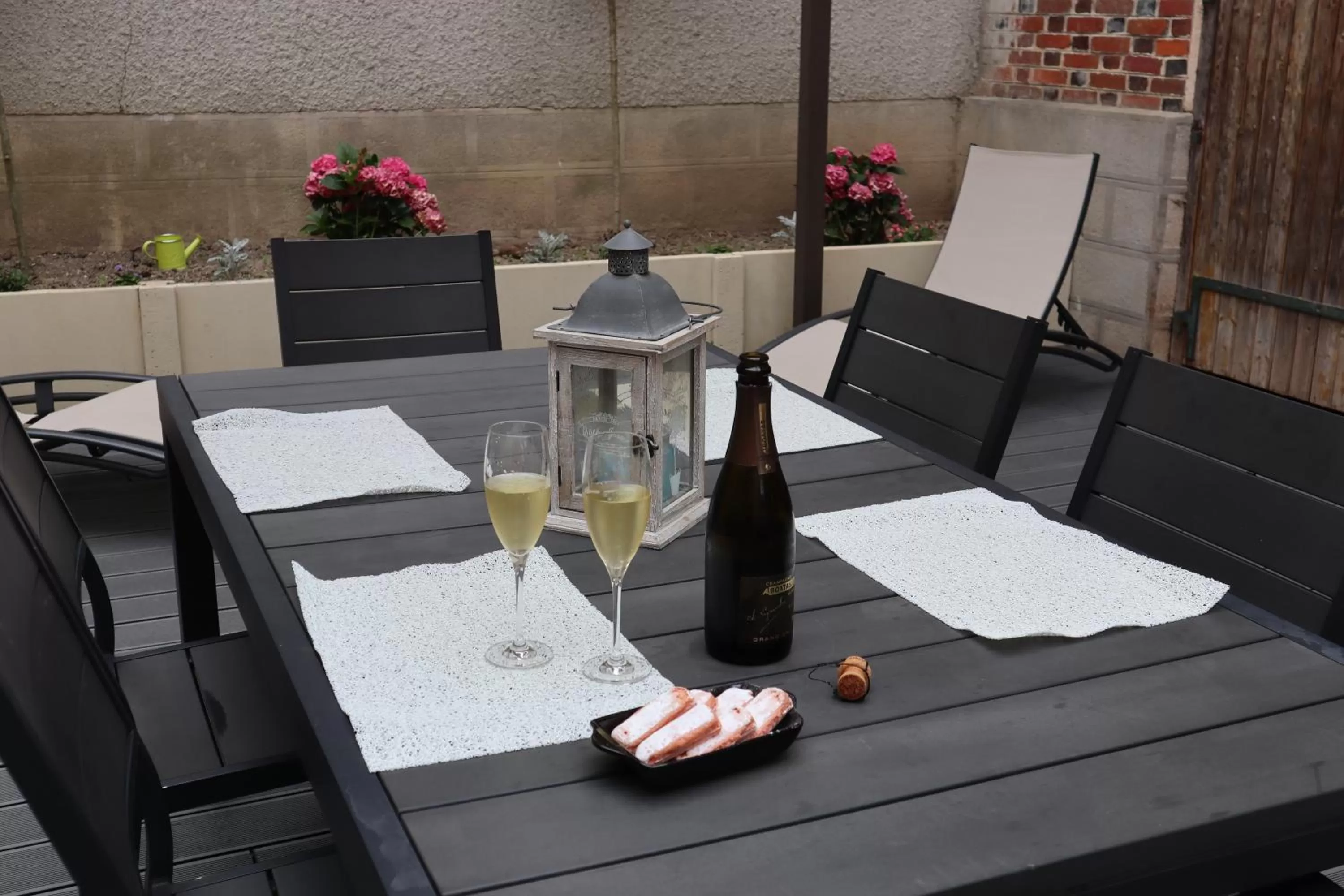 Property building, Restaurant/Places to Eat in LA GOUTTE D'OR