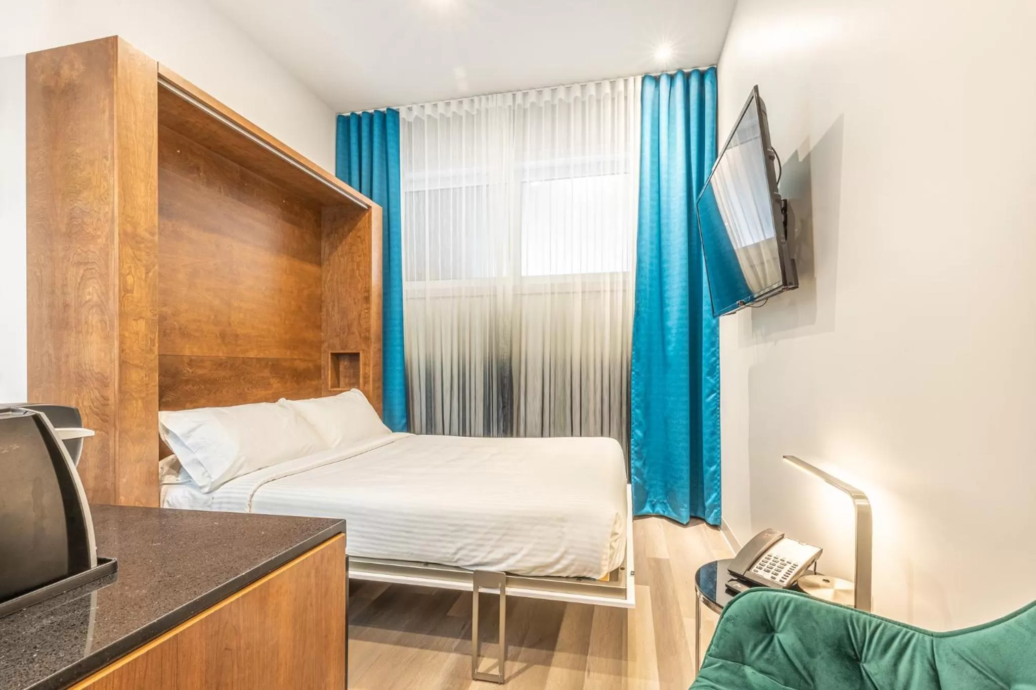 Bed in Hôtel Manoir Vieux-Québec