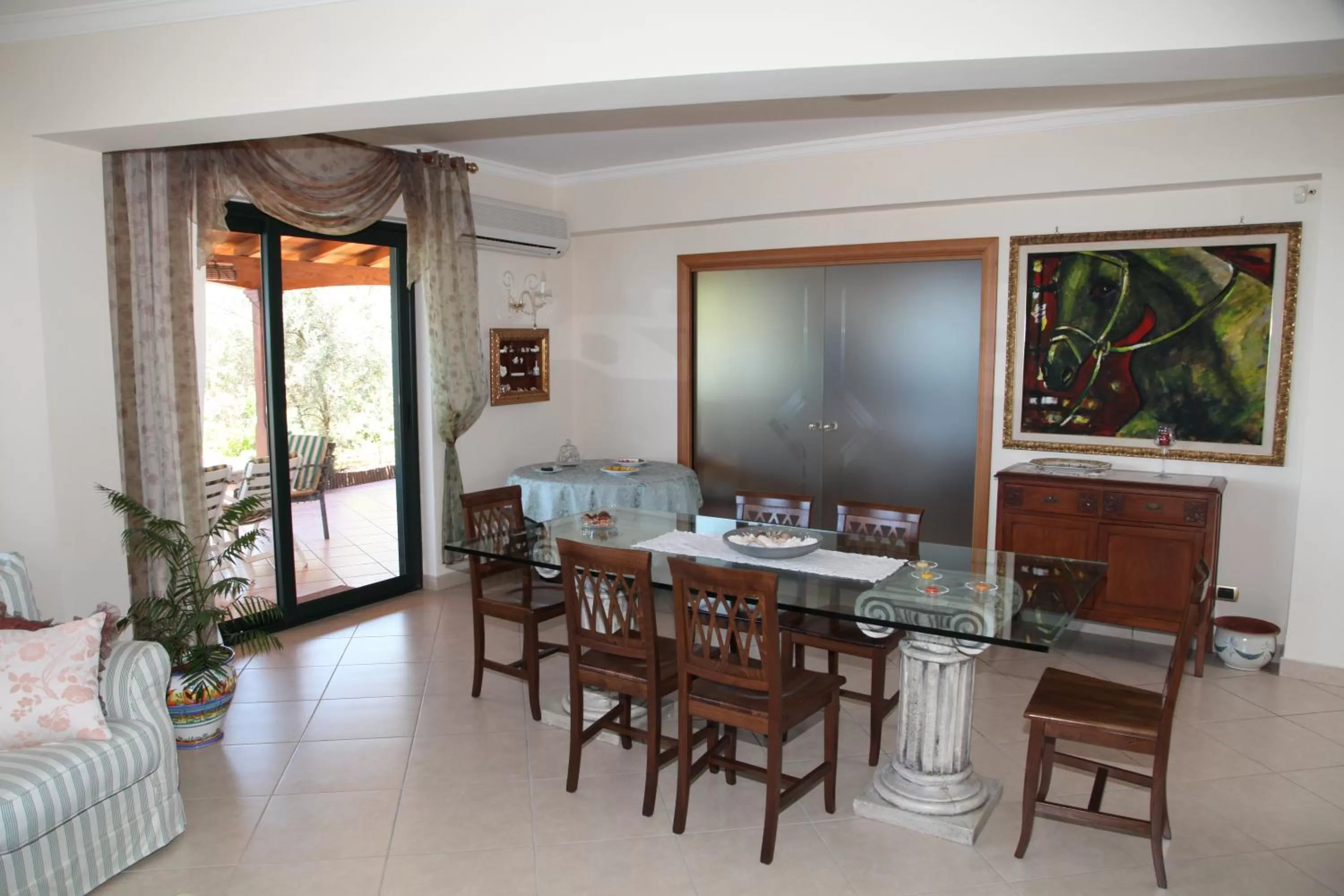 Communal lounge/ TV room in La Collina Capo d'Orlando