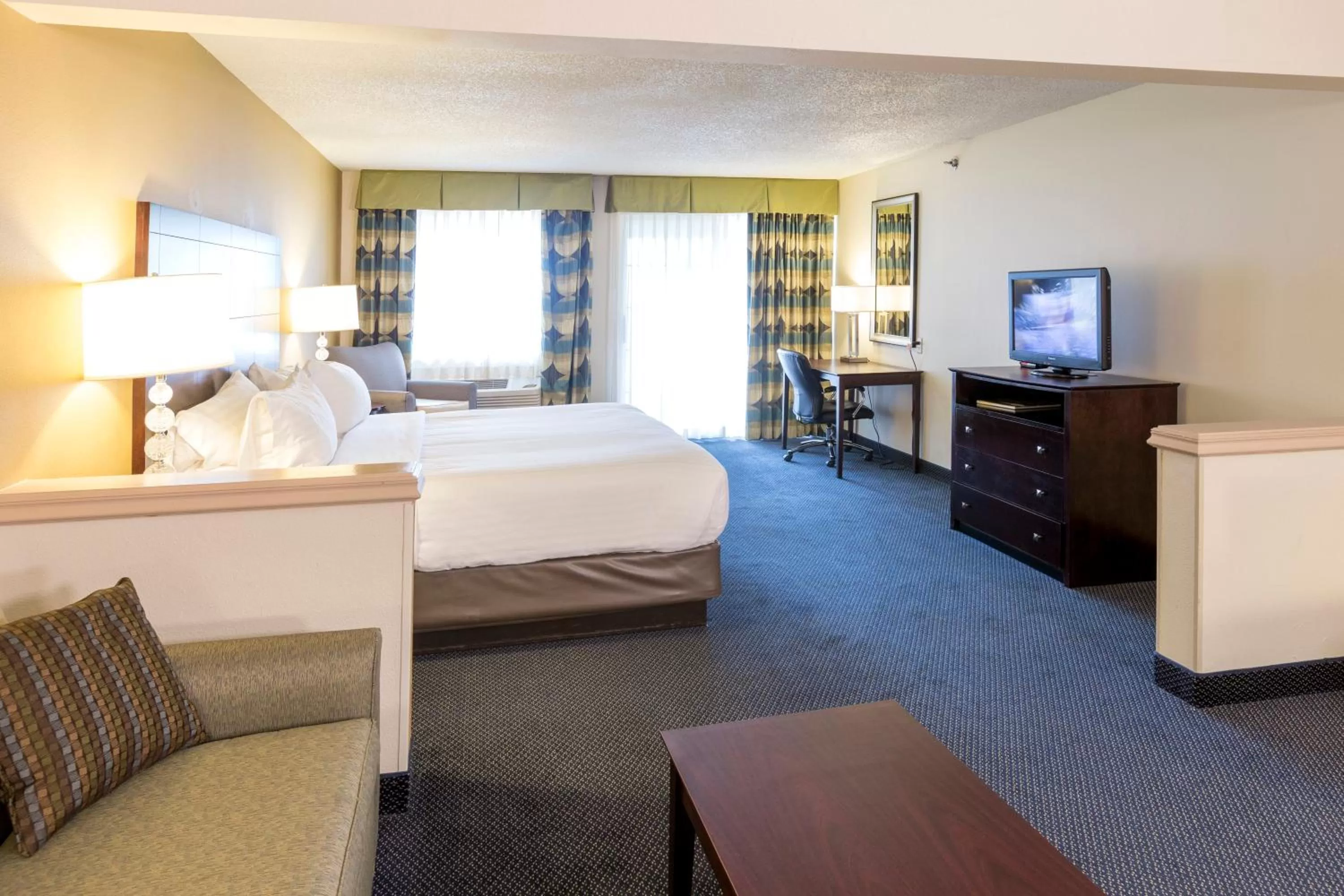 Photo of the whole room, Bed in Holiday Inn Express Hotel & Suites-Saint Joseph by IHG