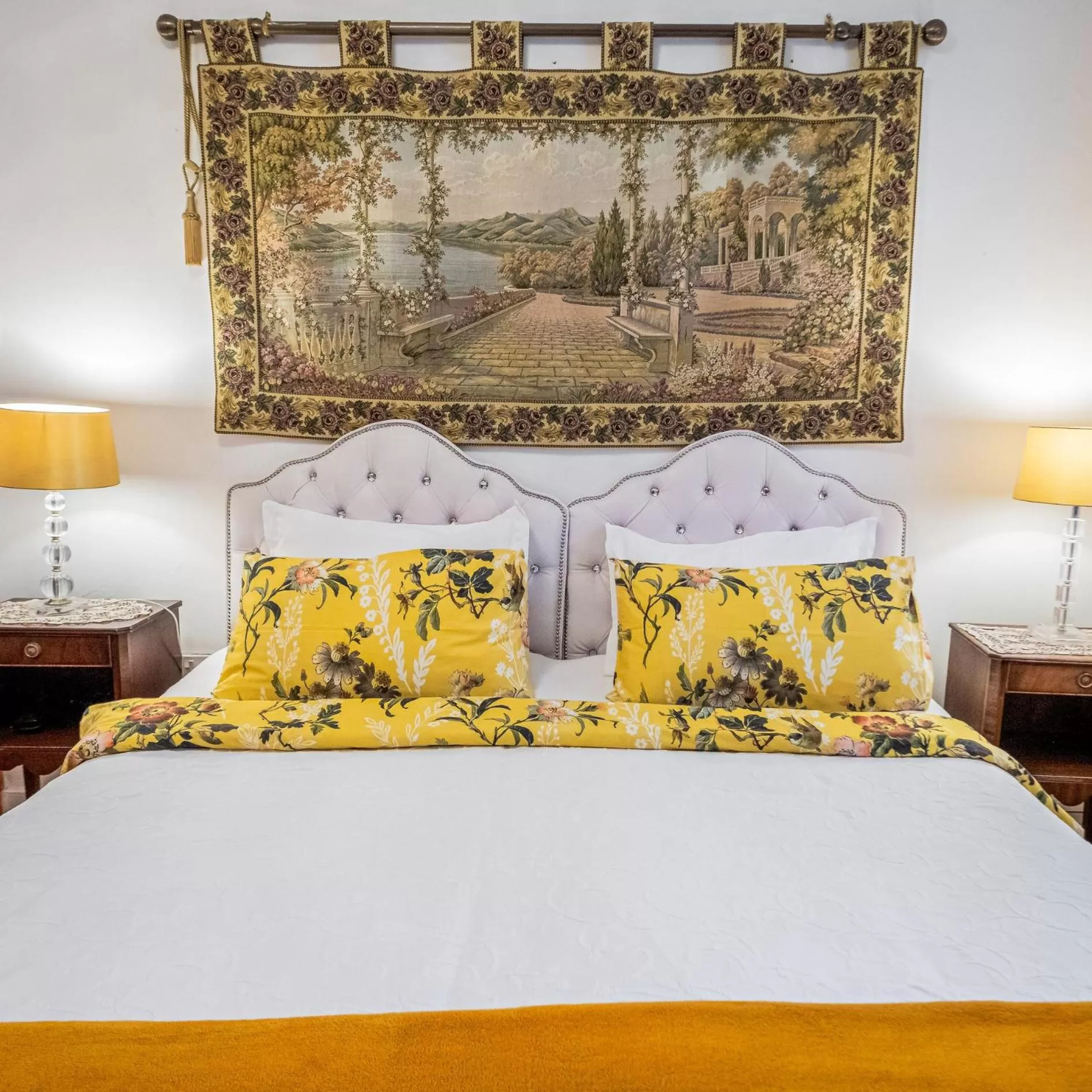 Bed in Dawson Place, Juliette's Bed and Breakfast