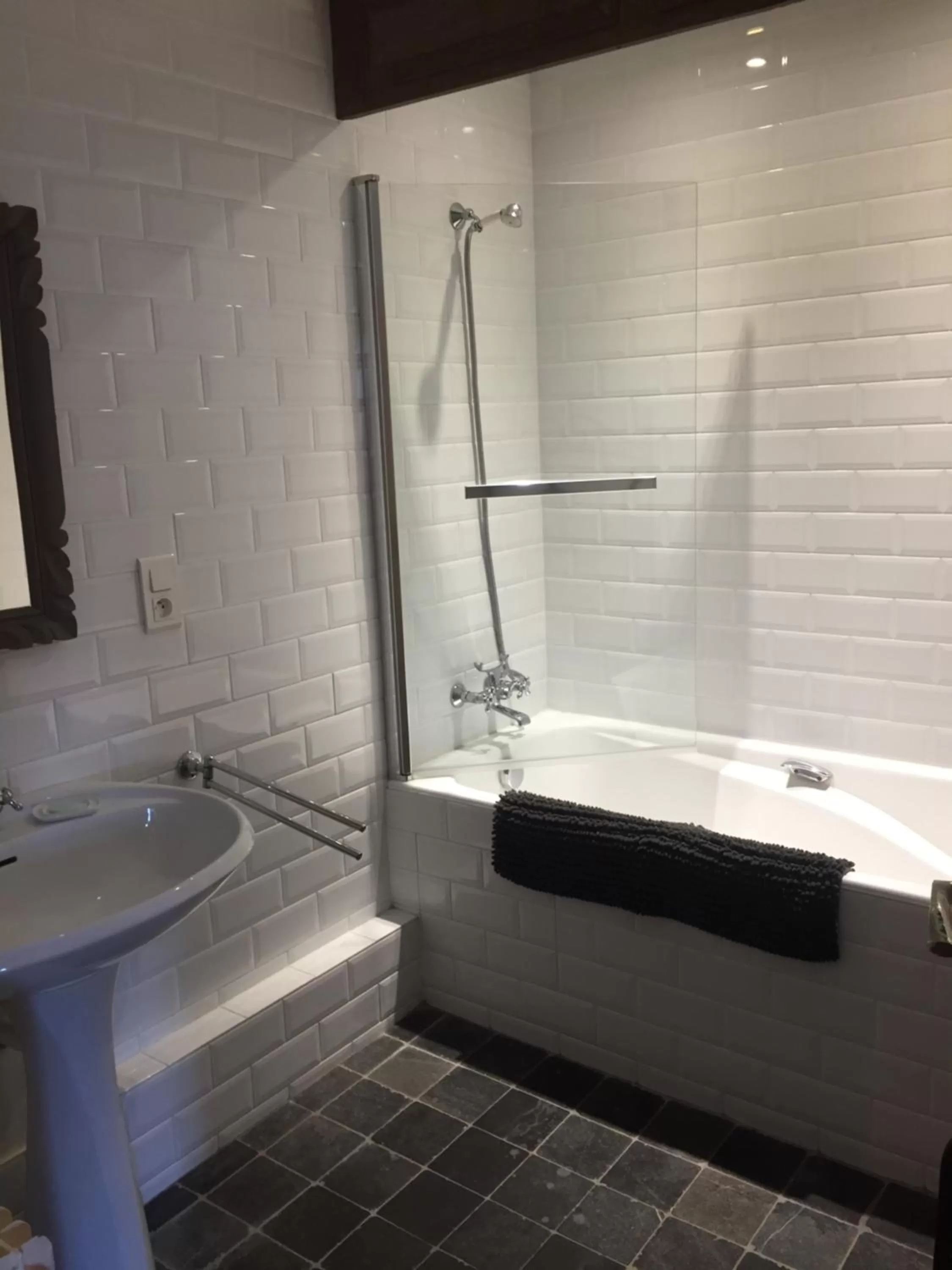 Bathroom in Au 16 Place Saint Louis