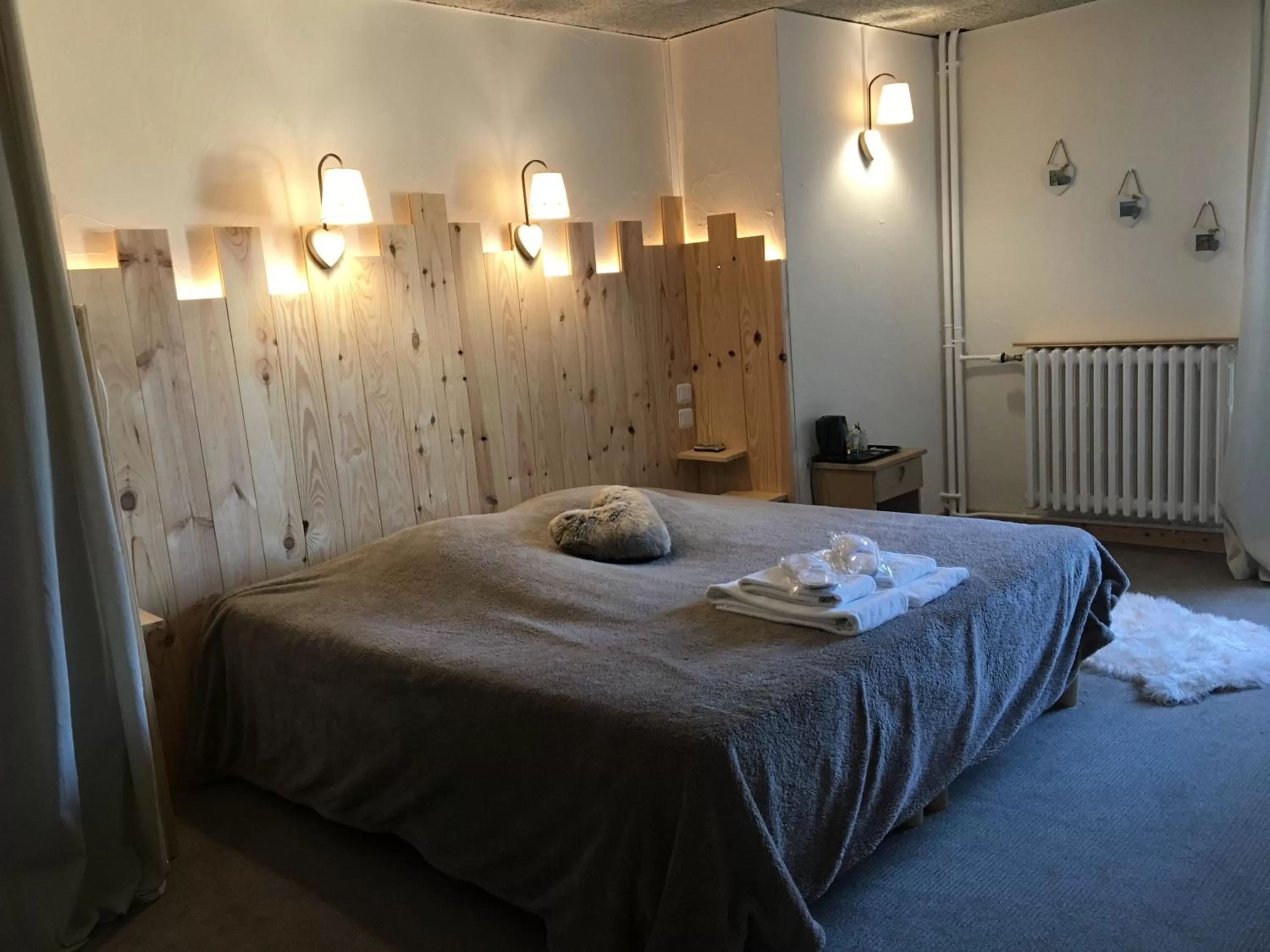 Bed in Hôtel Le Dauphin