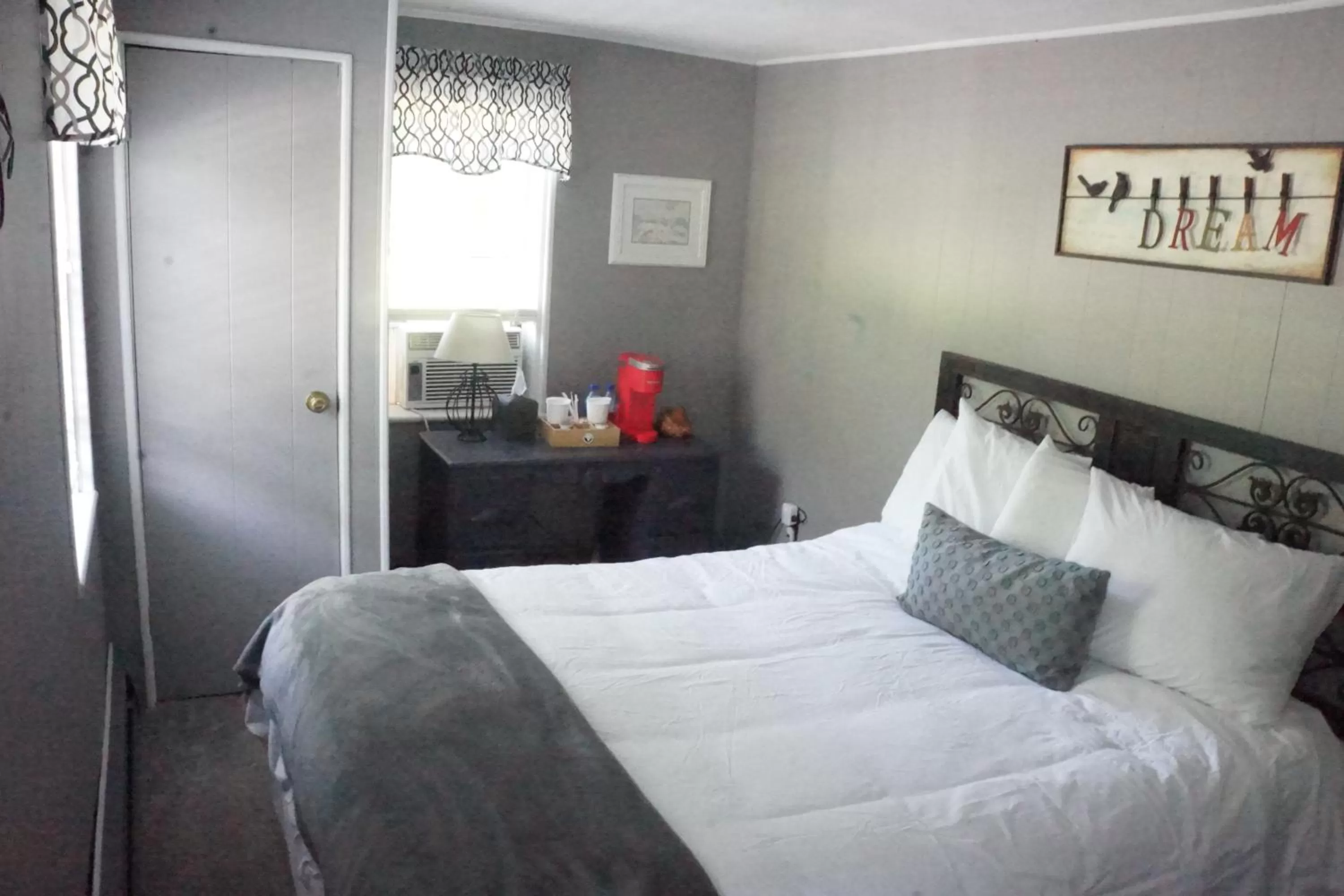 Bed in The Frogtown Inn