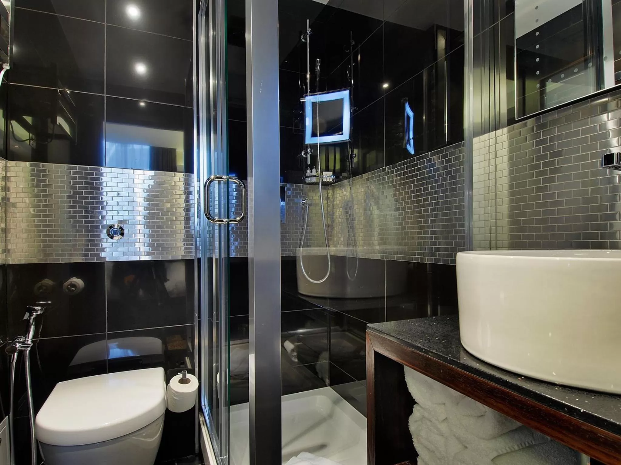 Shower in Park Grand Mayfair