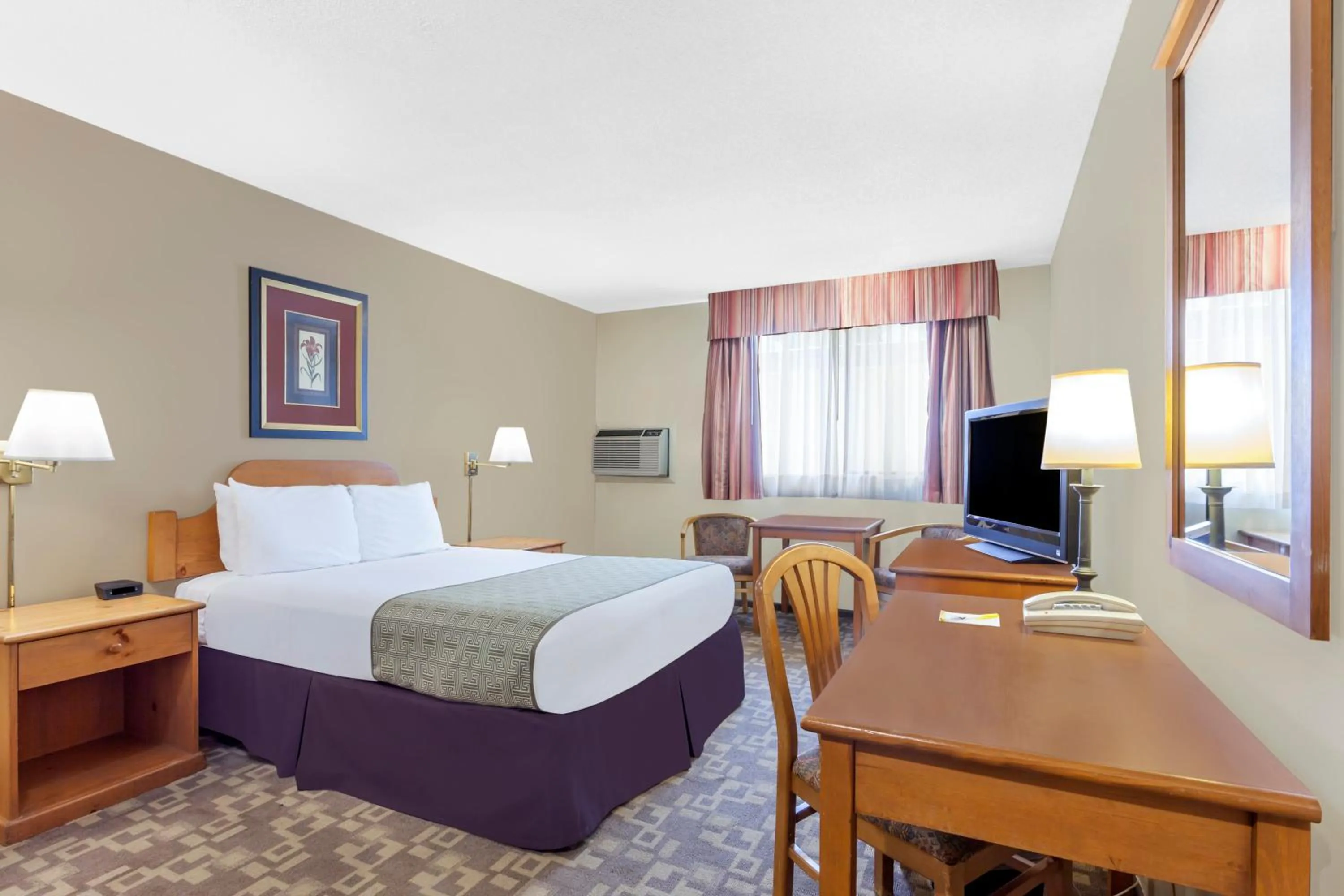 Photo of the whole room, Bed in Days Inn By Wyndham Bellingham WA