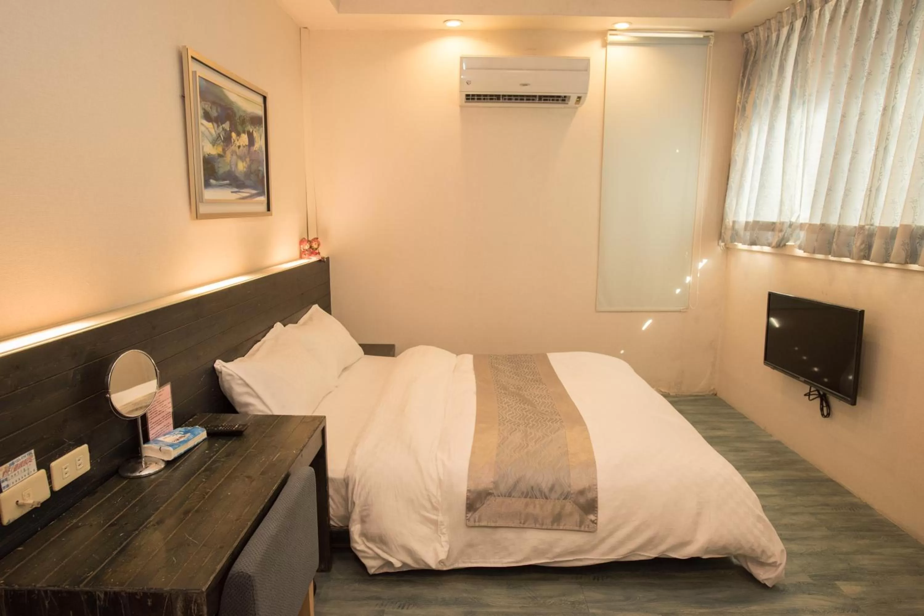 Photo of the whole room, Bed in Long Hong