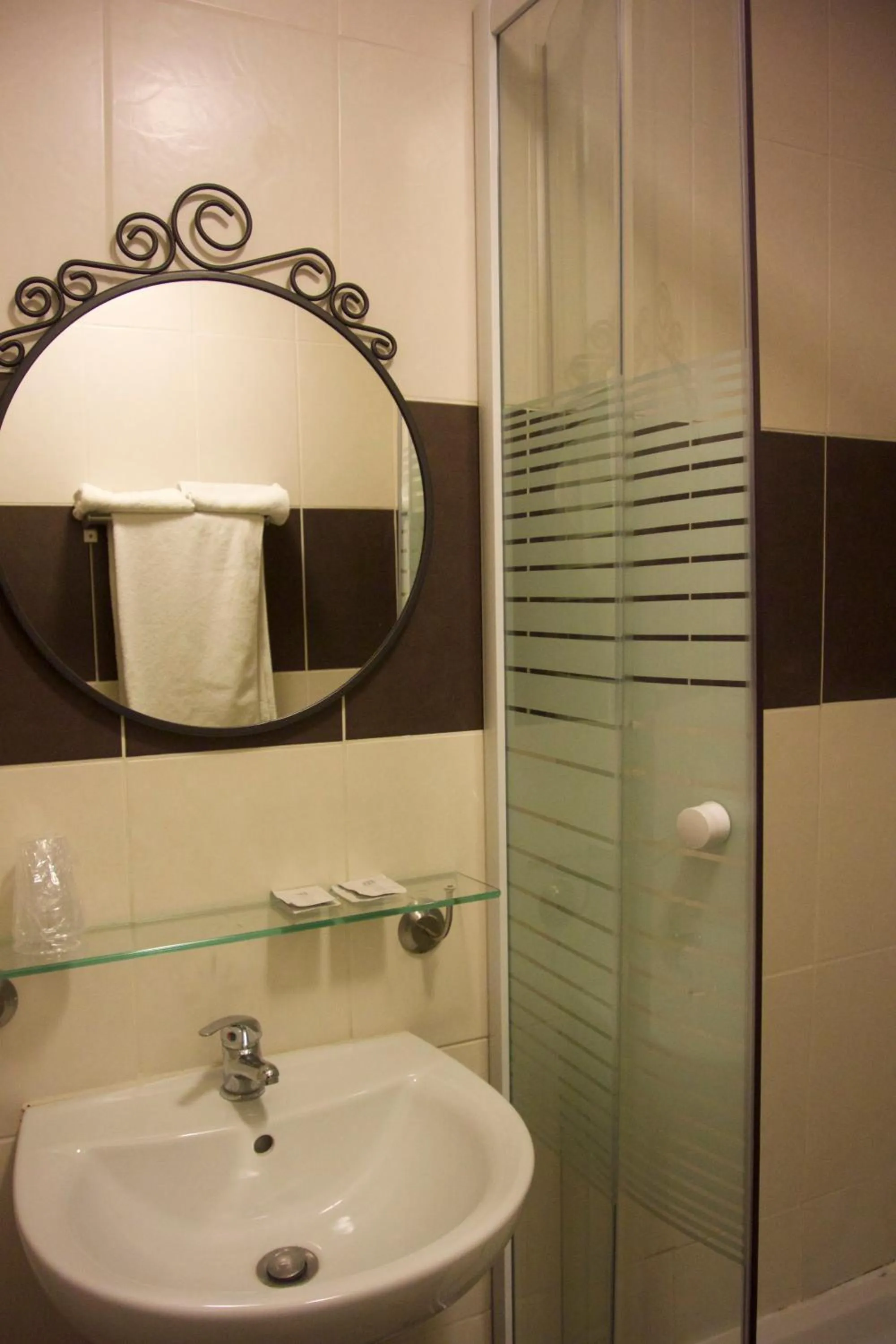 Shower in Grand Hôtel de Clermont