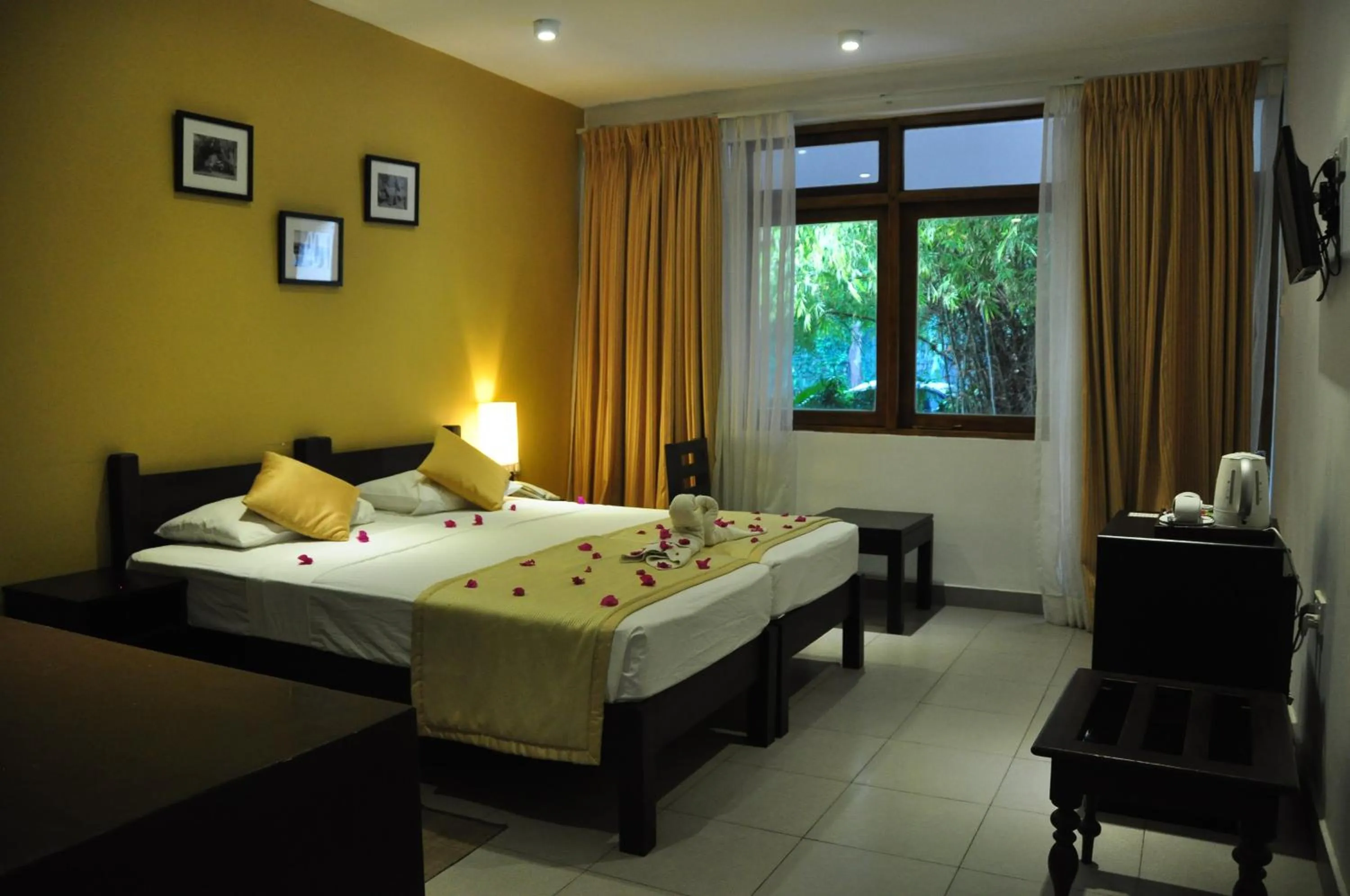 Photo of the whole room, Bed in The Lakeside at Nuwarawewa