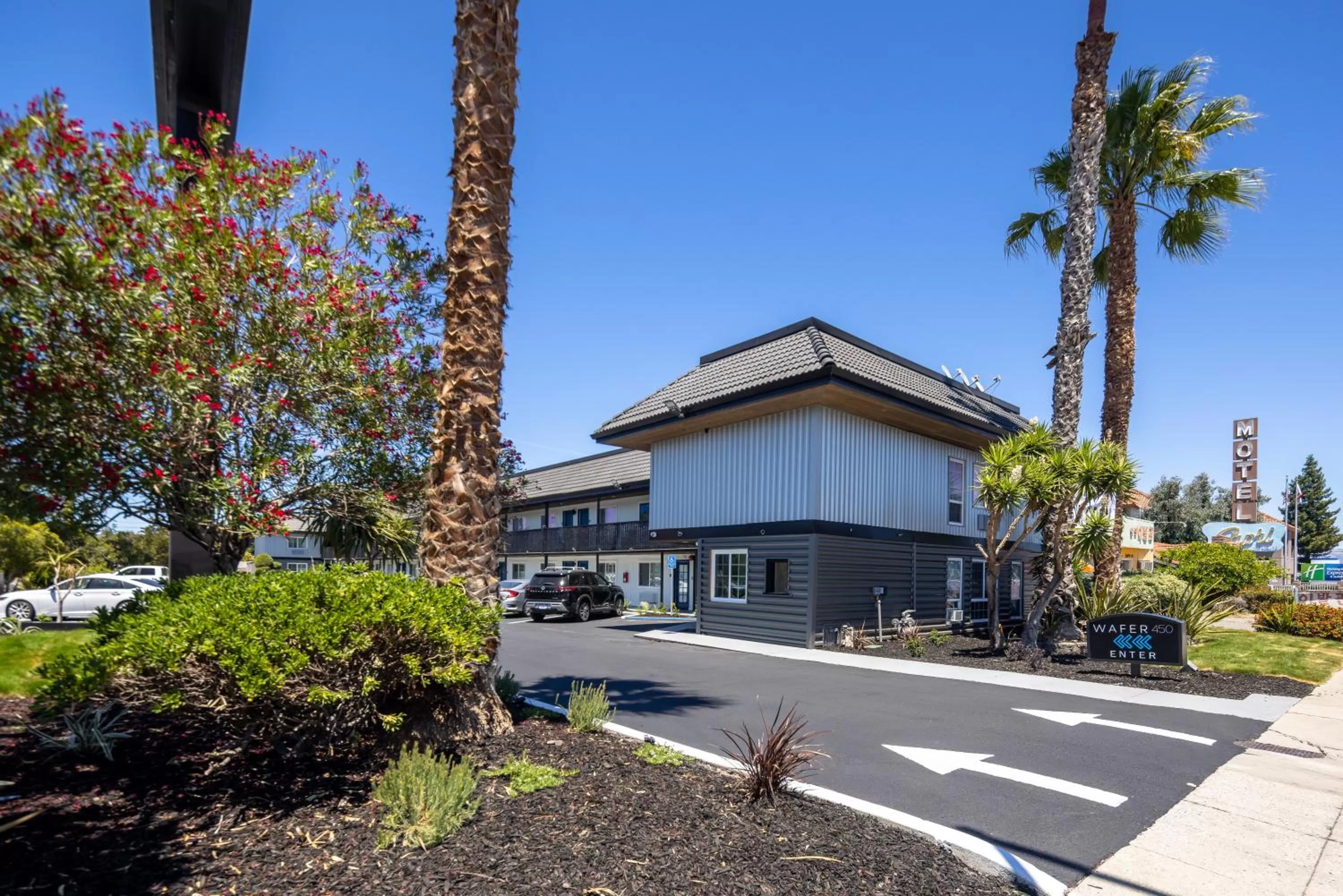 Facade/entrance in WAFER 450 Hotel