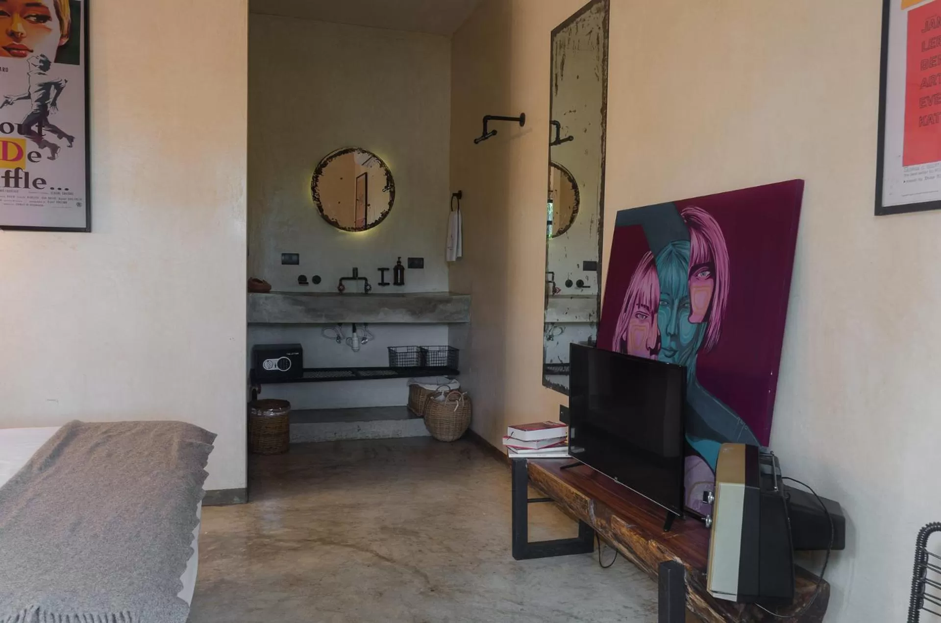 TV and multimedia, TV/Entertainment Center in Botånica Tulum