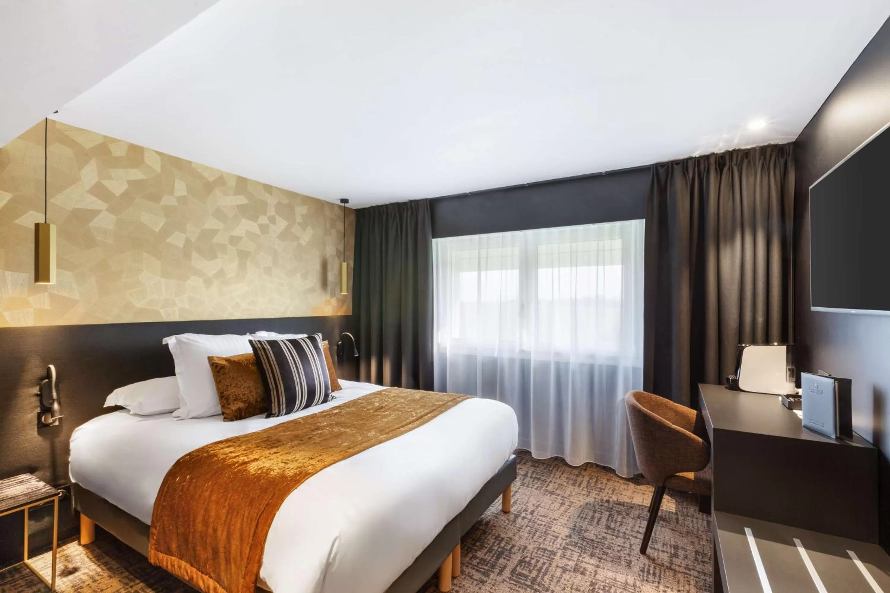 Photo of the whole room, Bed in Best Western L'Aquarium Arras Nord