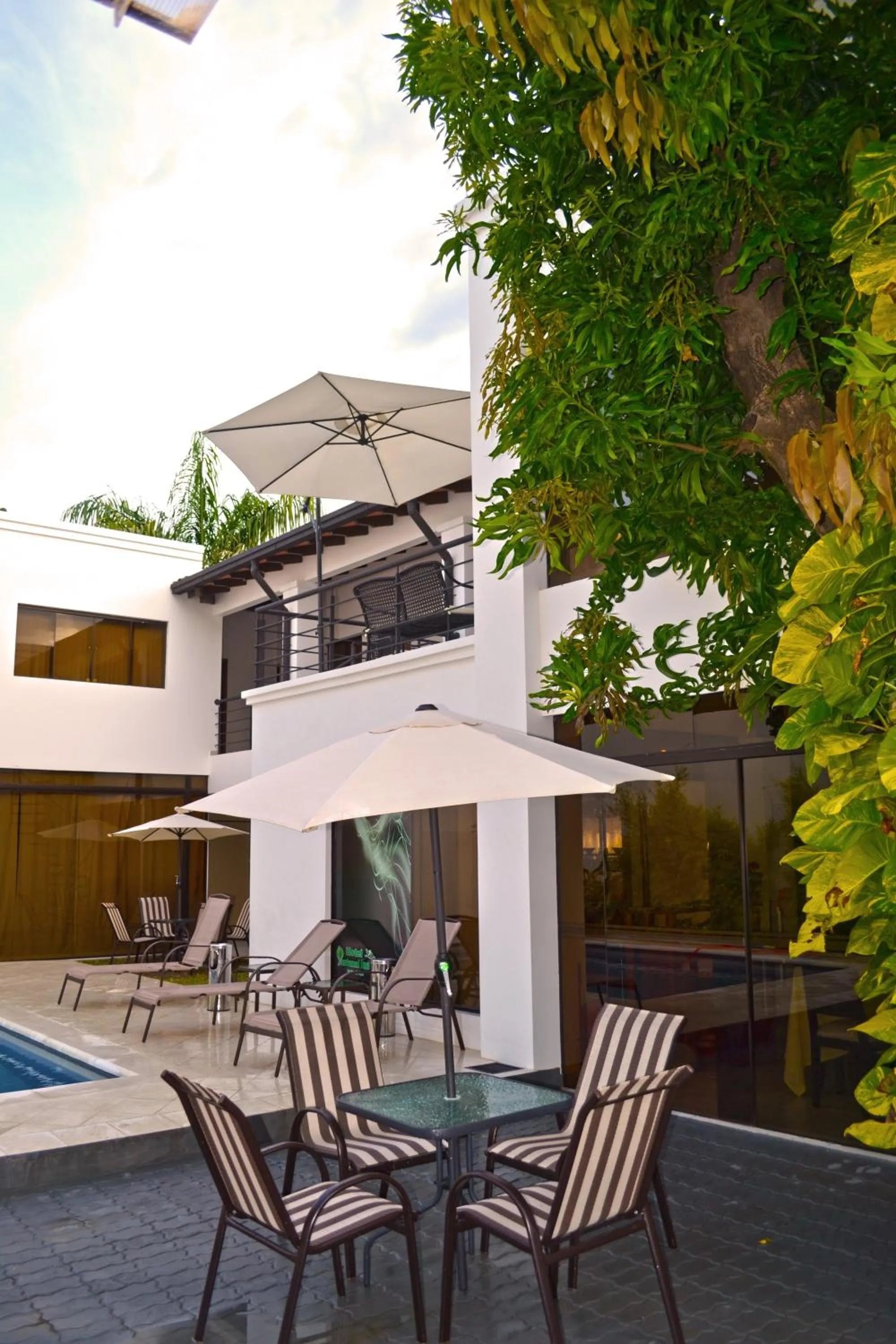 Patio, Swimming Pool in Hotel Pantanal Inn