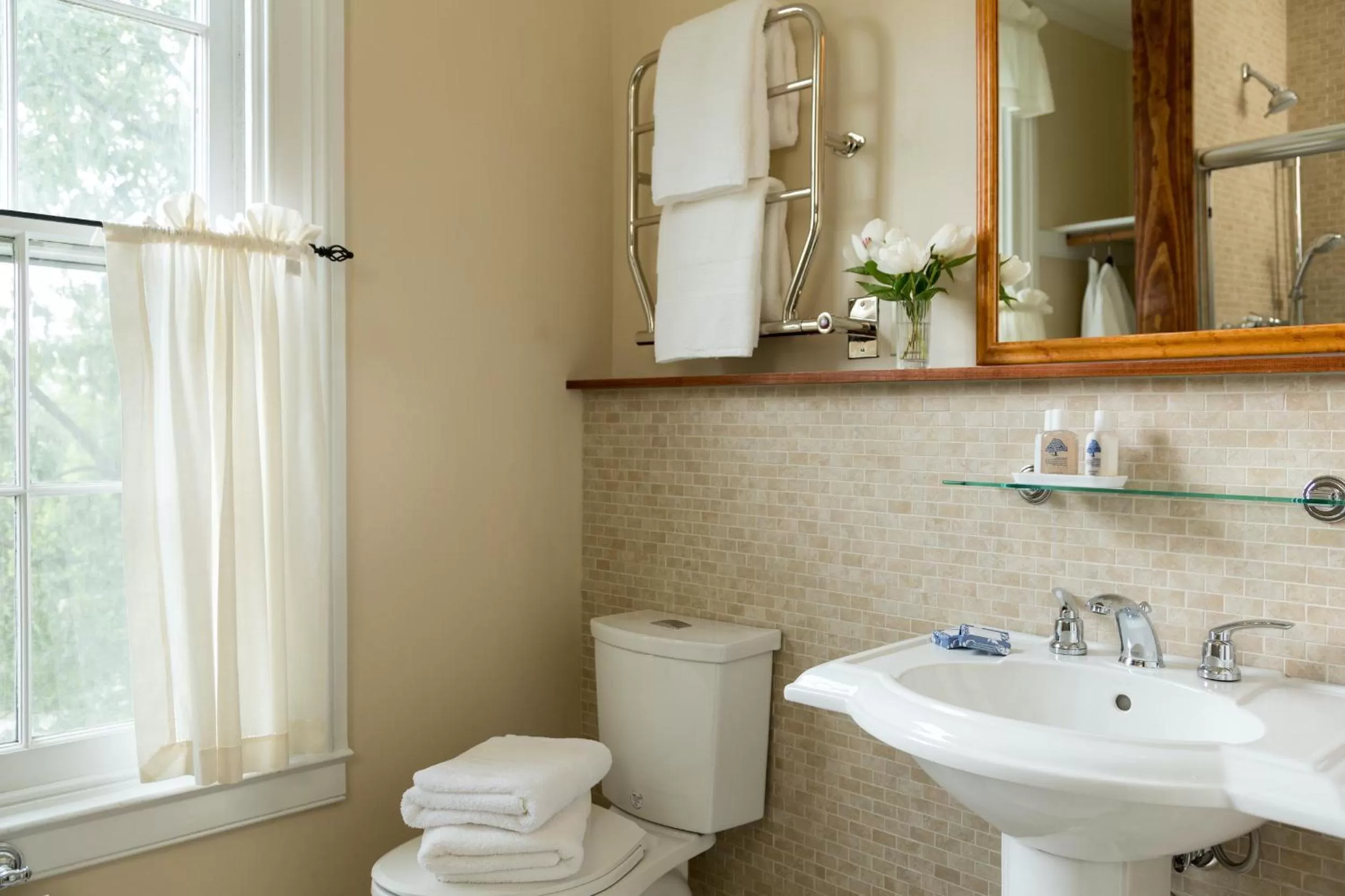 Bathroom in Brampton Bed and Breakfast Inn