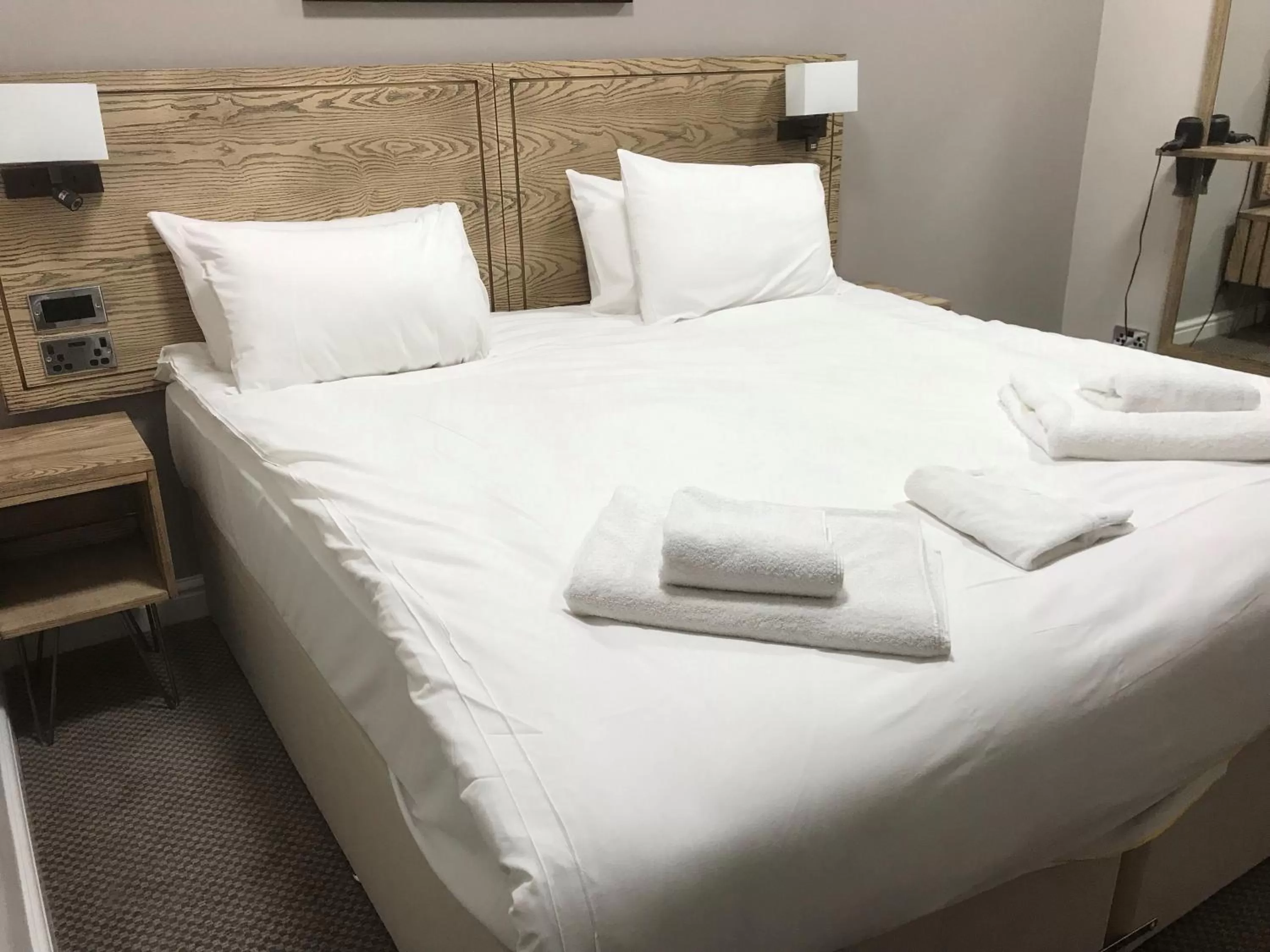 Bedroom, Bed in Markets Tavern Hotel