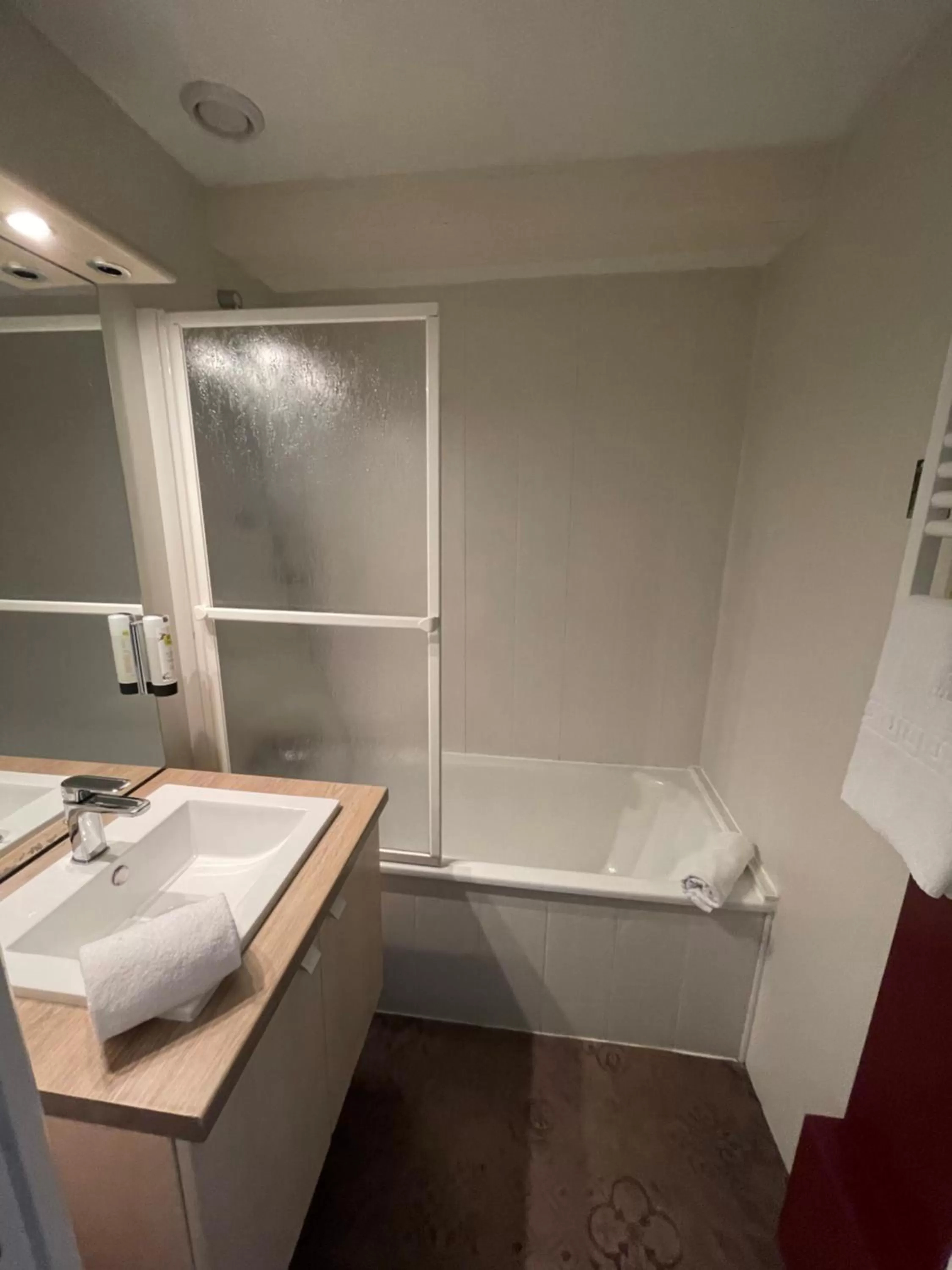 Bathroom in Hôtel Restaurant de l'Ecu