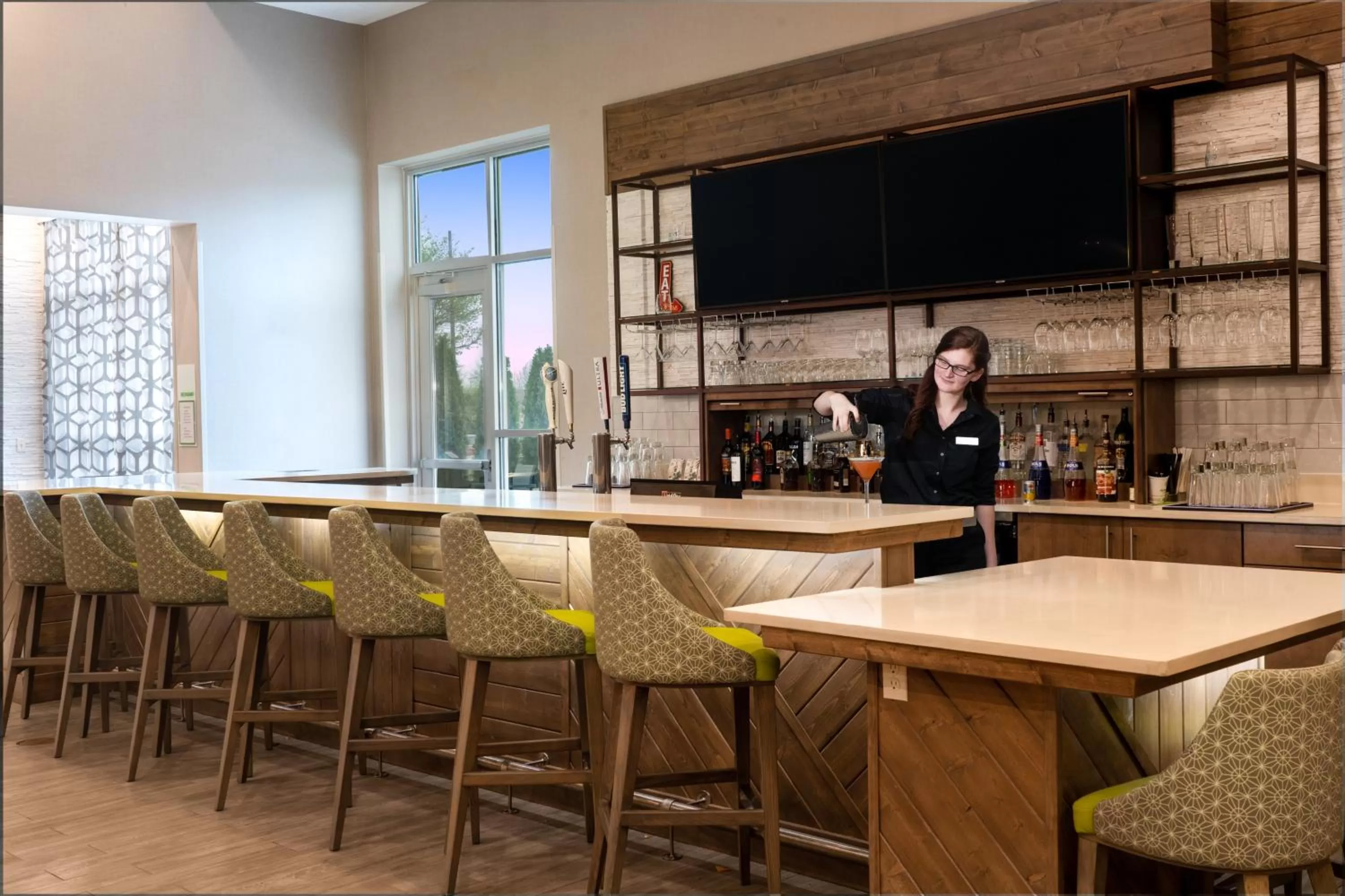 Lounge or bar in Holiday Inn & Suites Memphis Southeast-Germantown by IHG