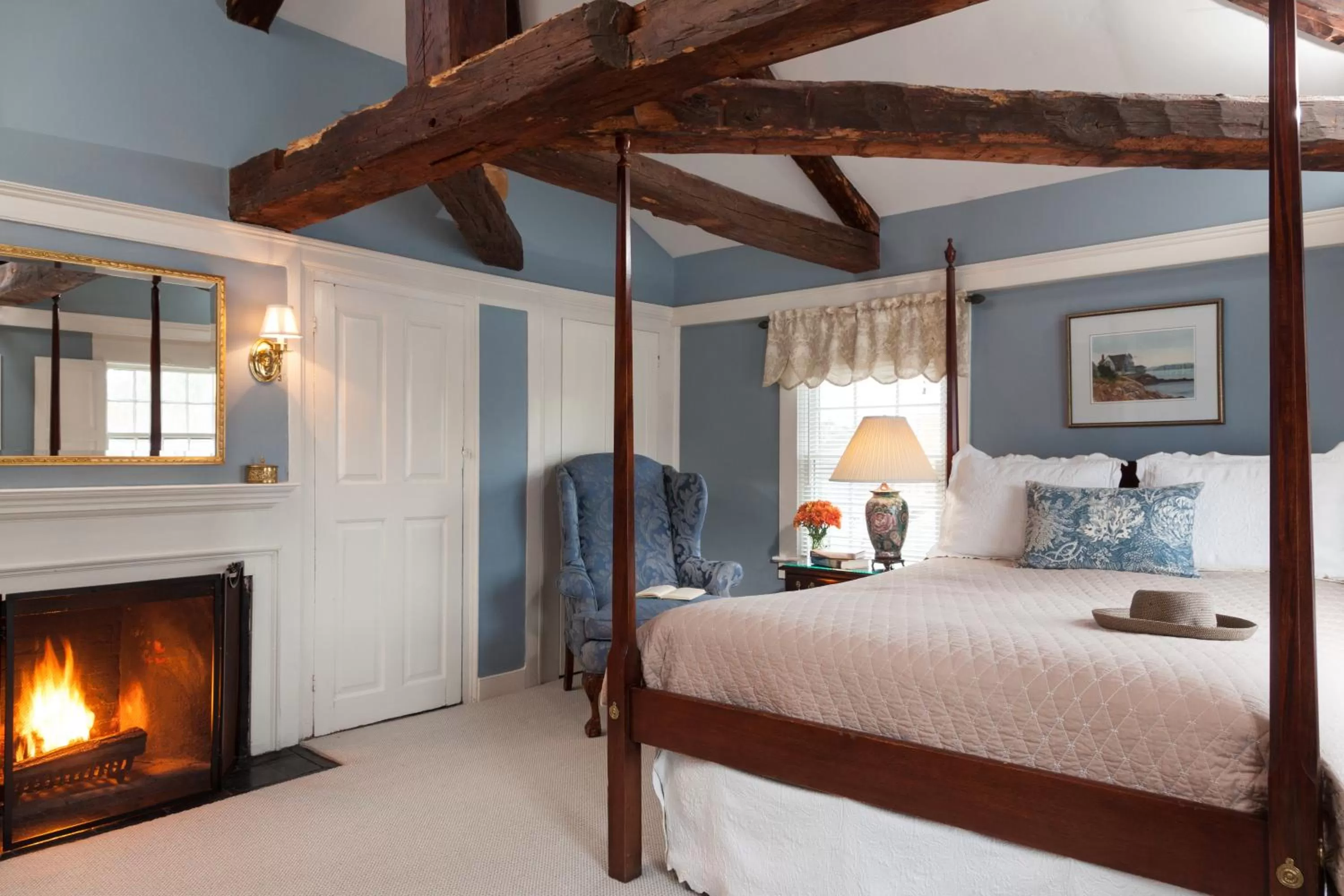 Photo of the whole room, Bed in Harbor Light Inn