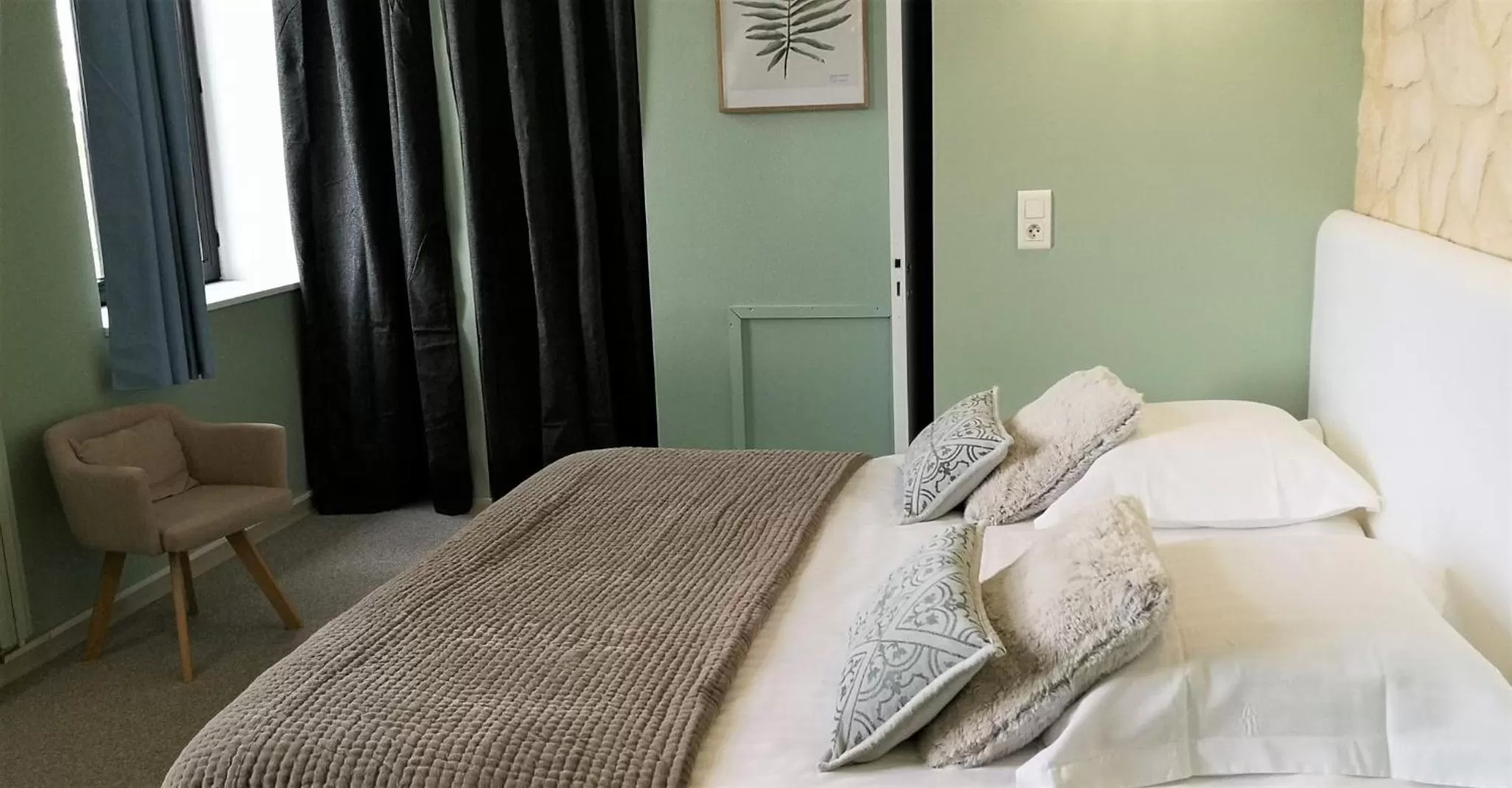 Photo of the whole room, Bed in Centre Bol Vert