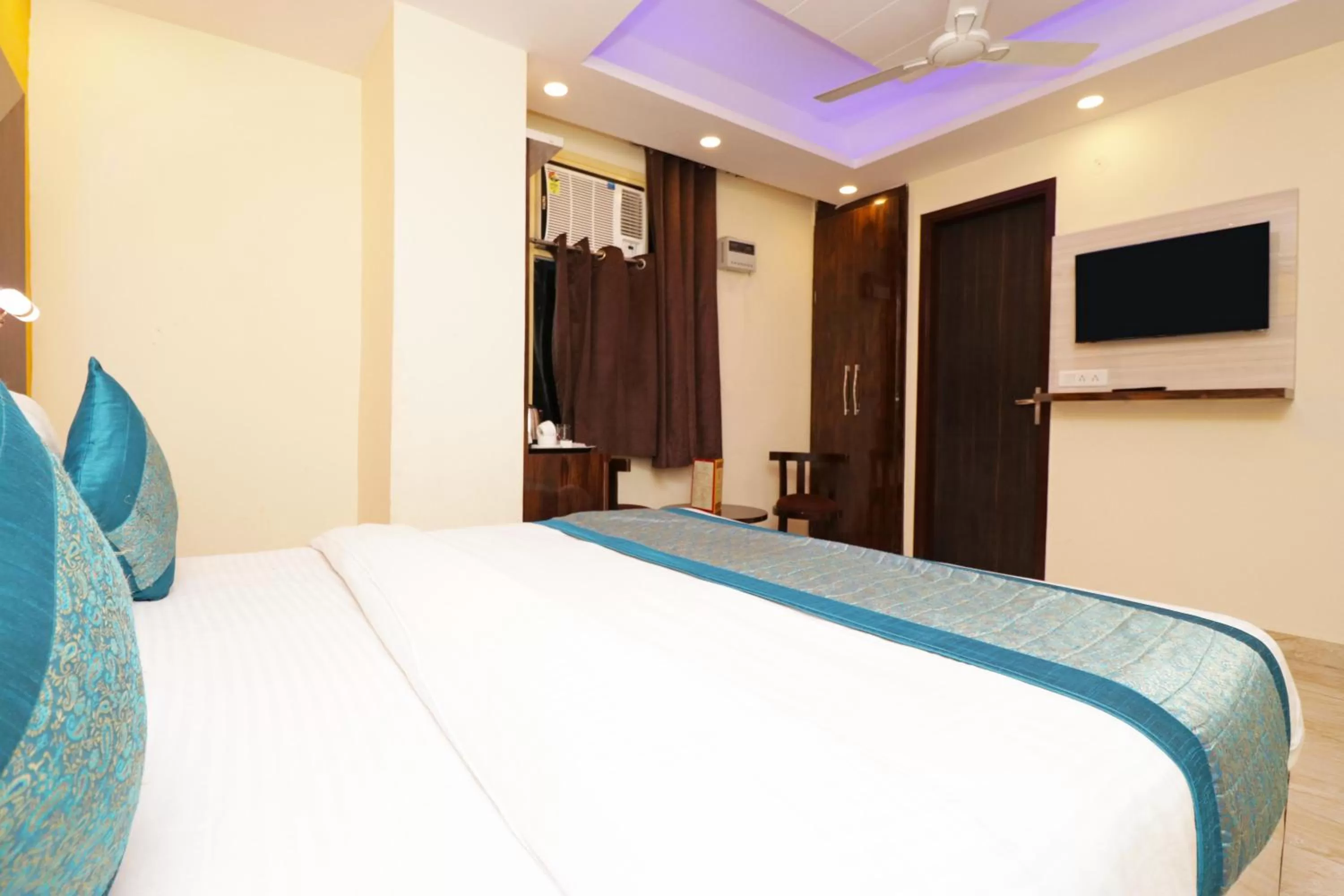Photo of the whole room, Bed in Airport Hotel Shivaka Inn