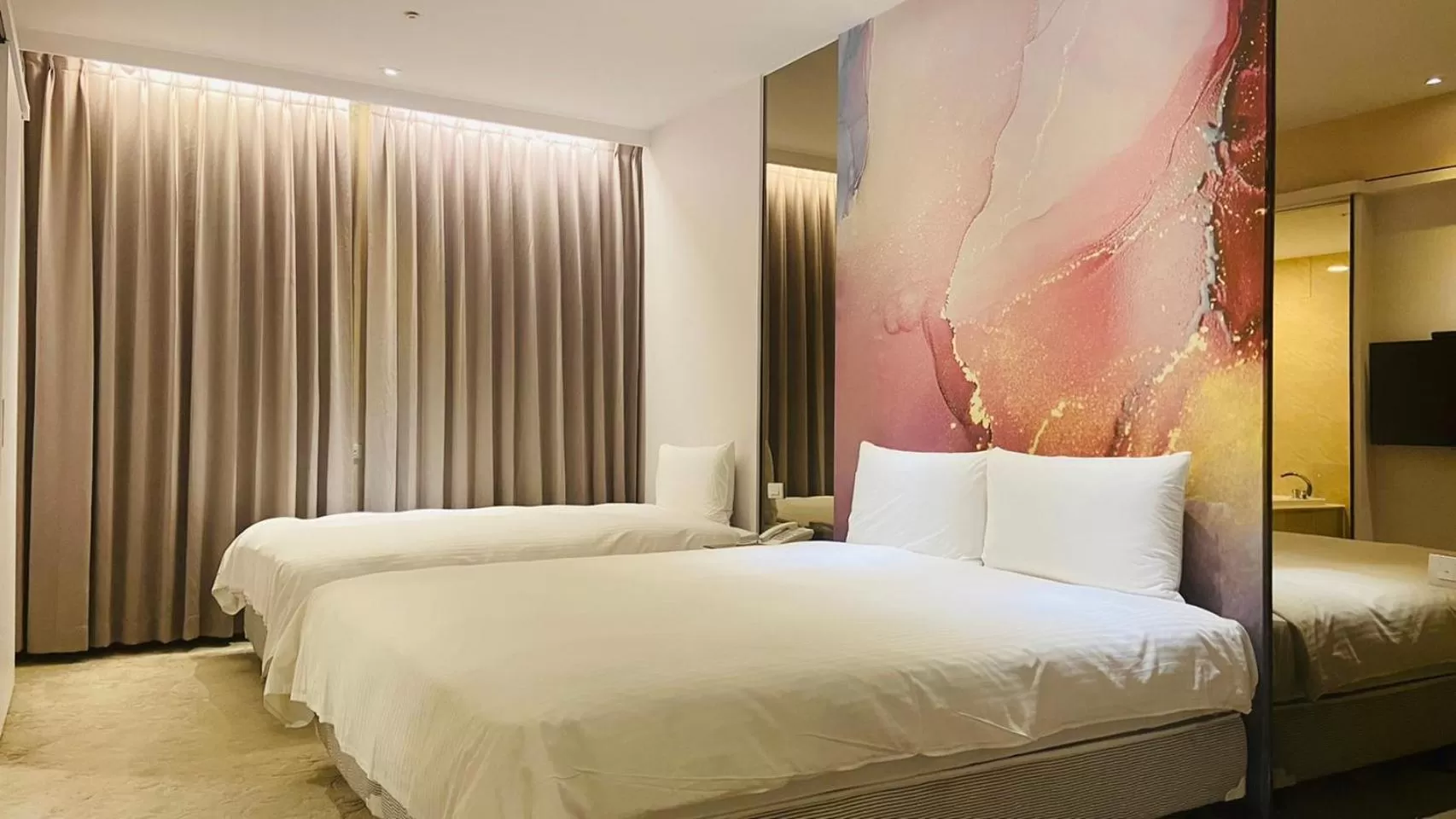 Property building, Bed in Artinn藝築文旅-台北站前館