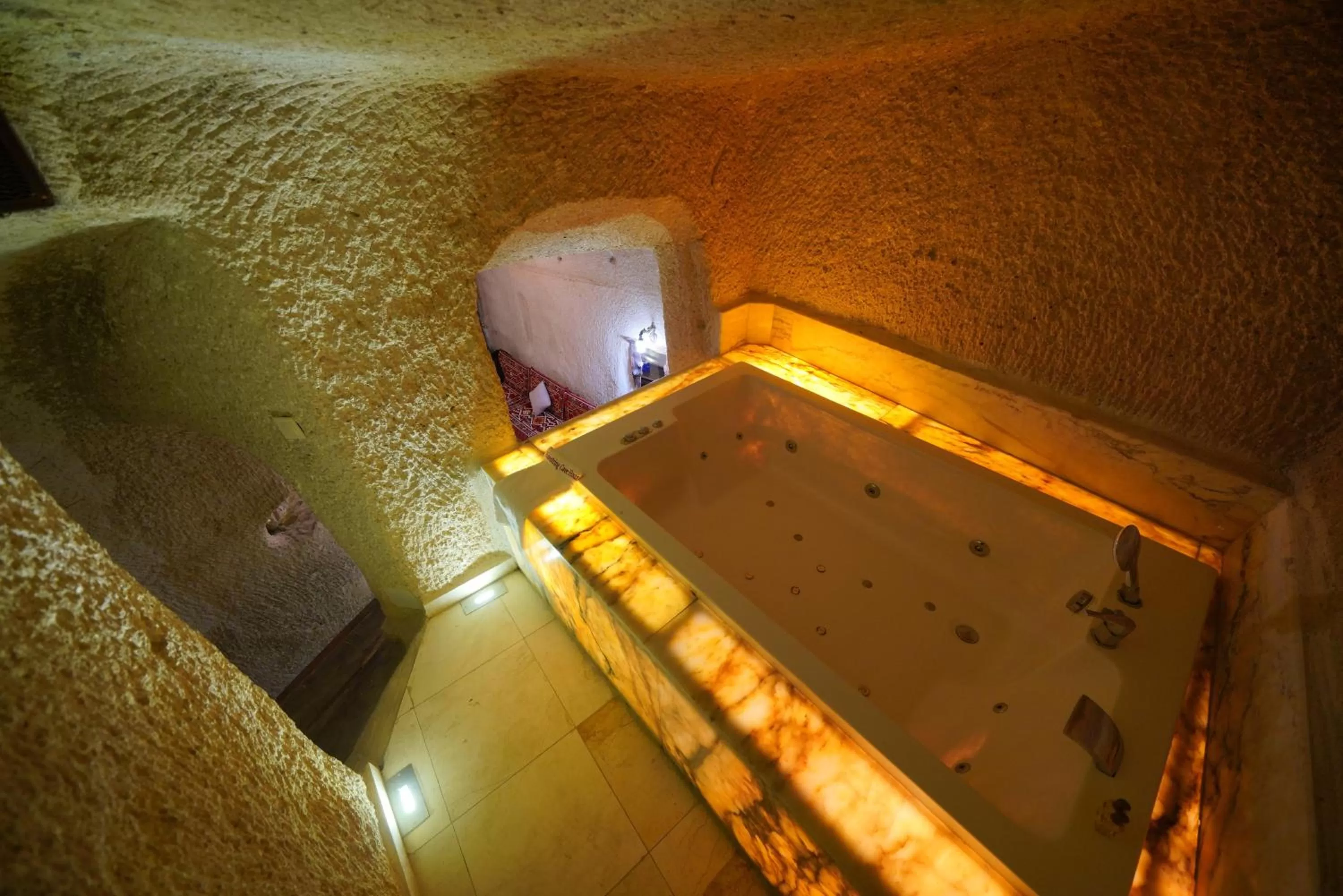 Hot Tub in Shoestring Cave House