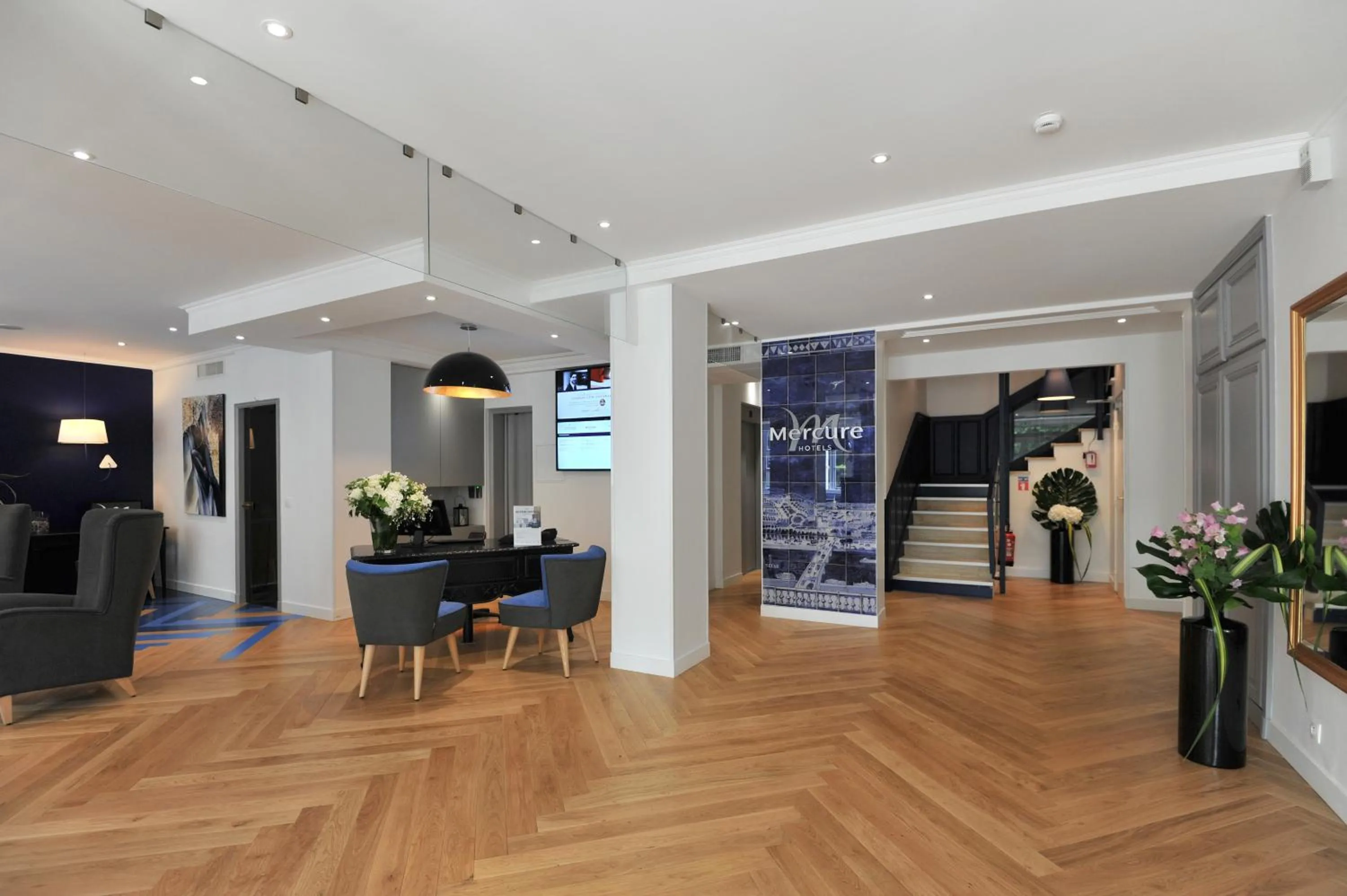 Lobby or reception in Mercure Paris Saint Cloud Hippodrome