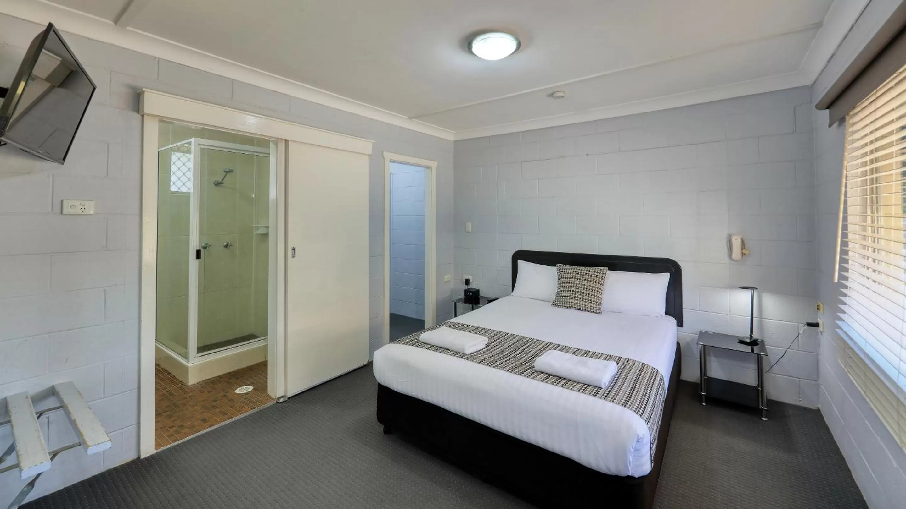 Bed in Castlereagh Lodge Motel